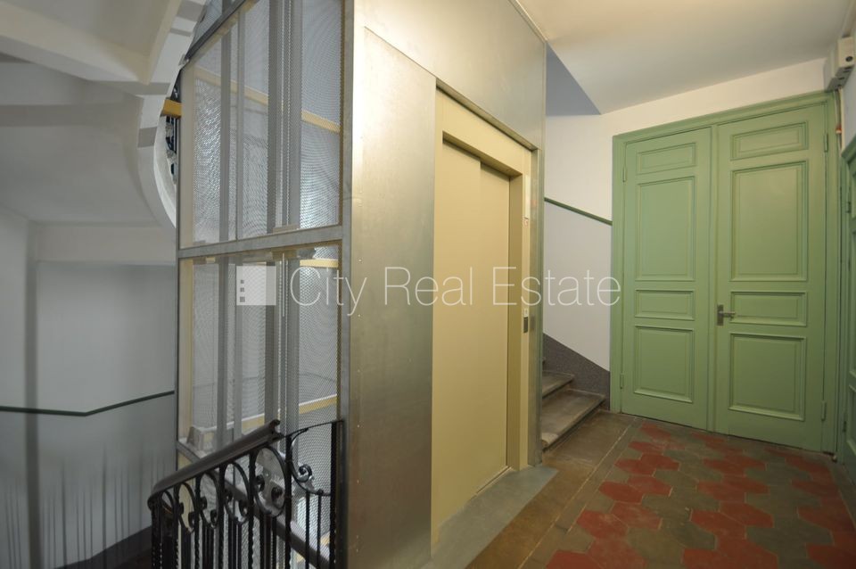 Sludinājumi. Fasādes māja, renovēta māja, slēgts pagalms, ieeja no ielas, ir lifts, kāpņu telpa pēc kosmētiskā Cena: 620 EUR/mēn Foto #9