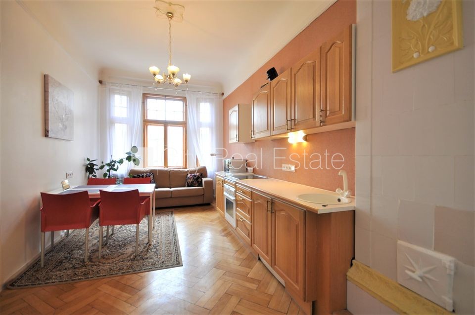 Sludinājumi. Fasādes māja, renovēta māja, slēgts pagalms, ieeja no ielas, ir lifts, kāpņu telpa pēc kosmētiskā Cena: 620 EUR/mēn Foto #1