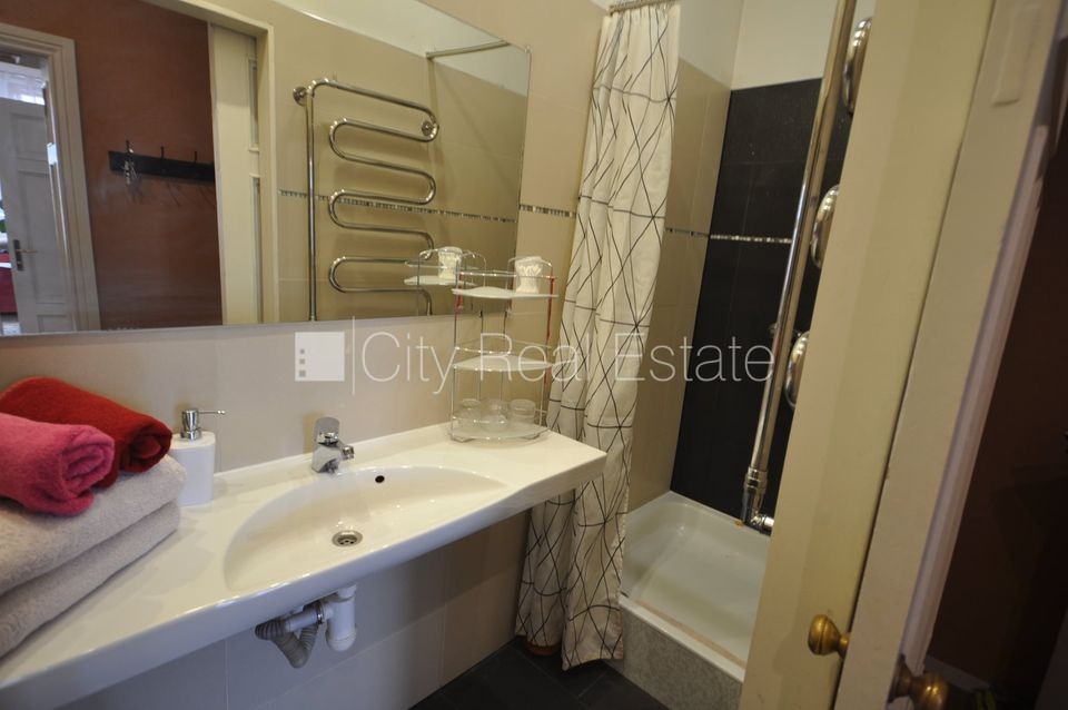 Sludinājumi. Fasādes māja, renovēta māja, slēgts pagalms, ieeja no ielas, ir lifts, kāpņu telpa pēc kosmētiskā Cena: 620 EUR/mēn Foto #8