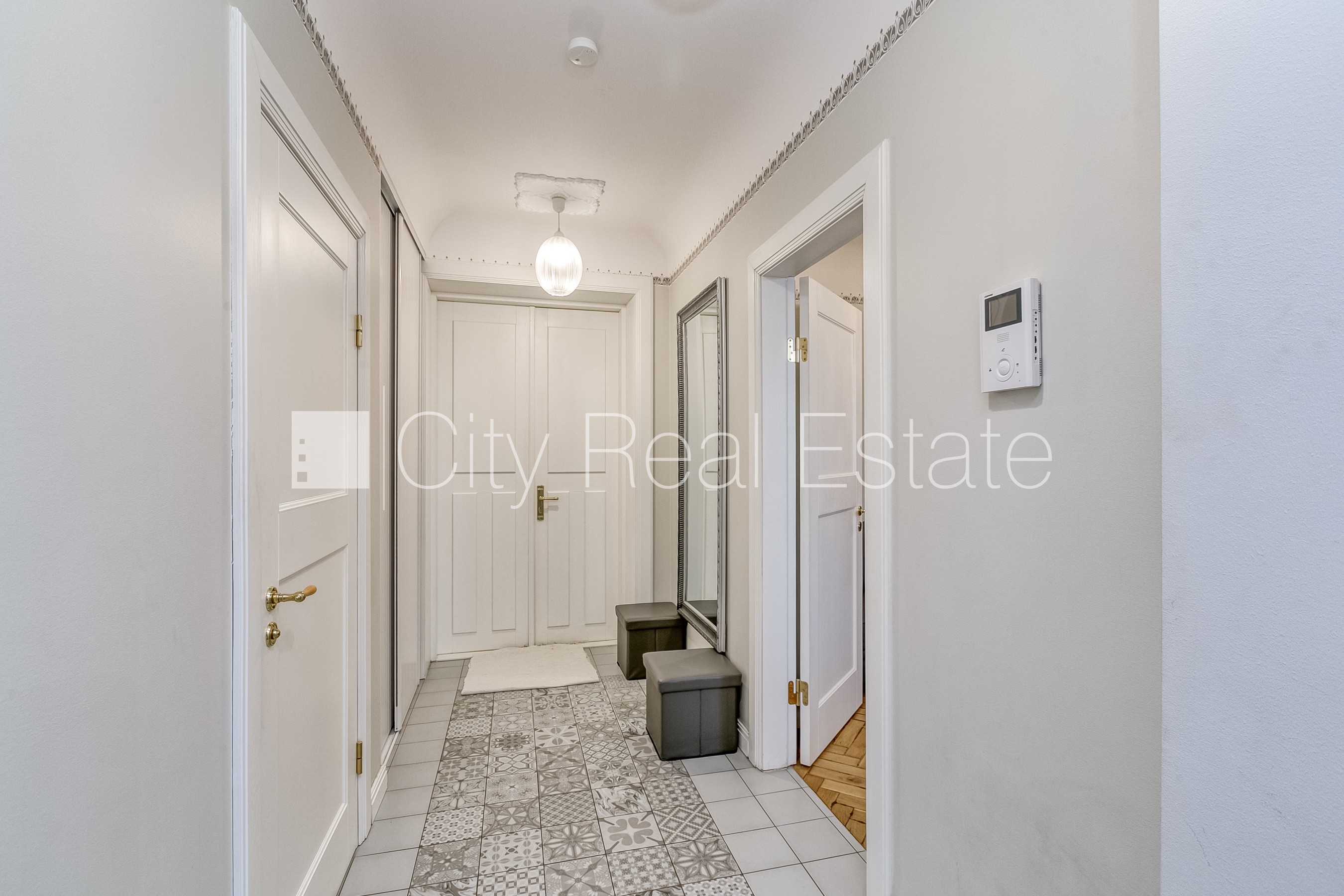 Sludinājumi. Projekts - Residence Lumiere, fasādes māja, renovēta māja, slēgts pagalms, garāžas vārti aprīkoti Cena: 1100 EUR/mēn Foto #6