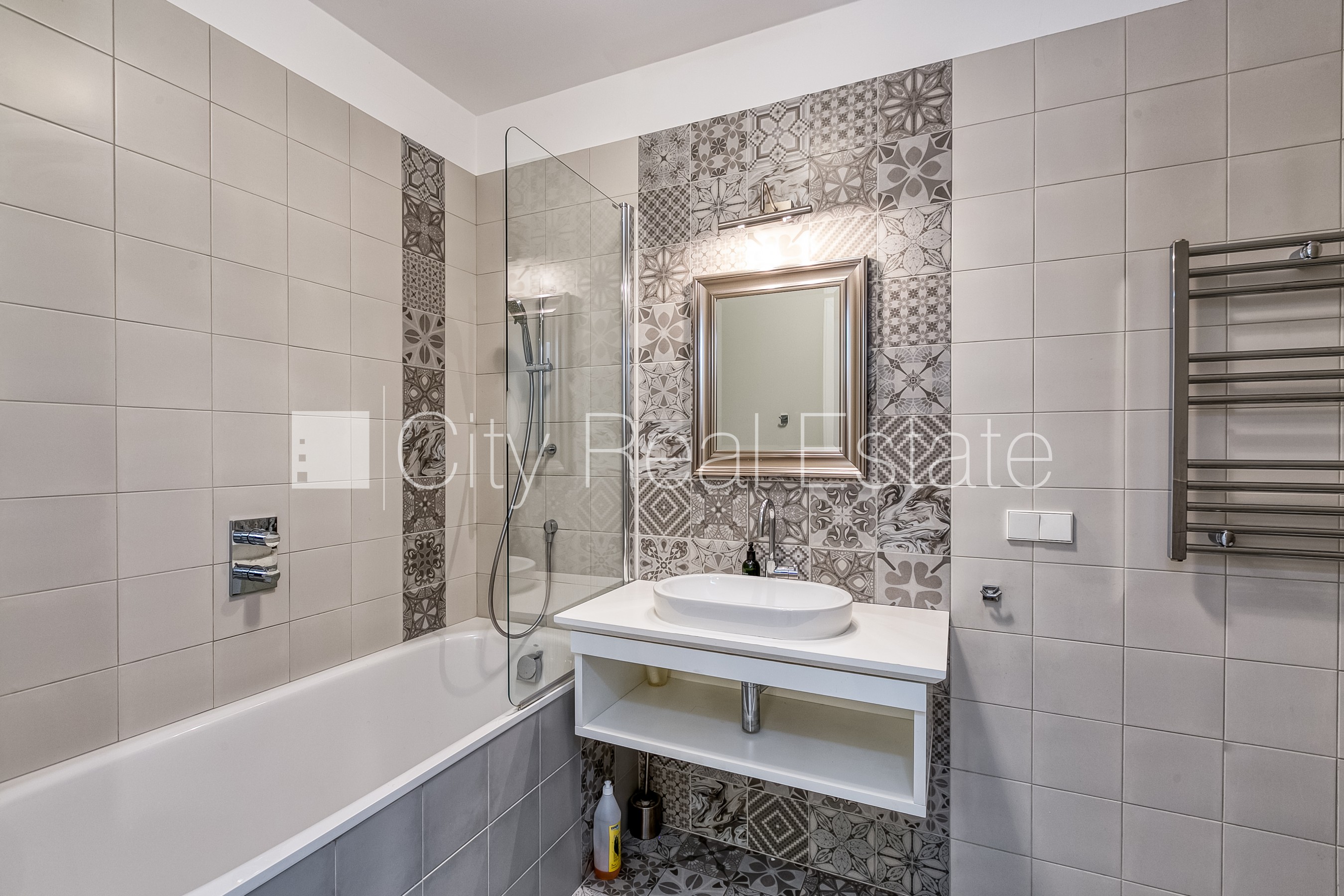 Sludinājumi. Projekts - Residence Lumiere, fasādes māja, renovēta māja, slēgts pagalms, garāžas vārti aprīkoti Cena: 1100 EUR/mēn Foto #9