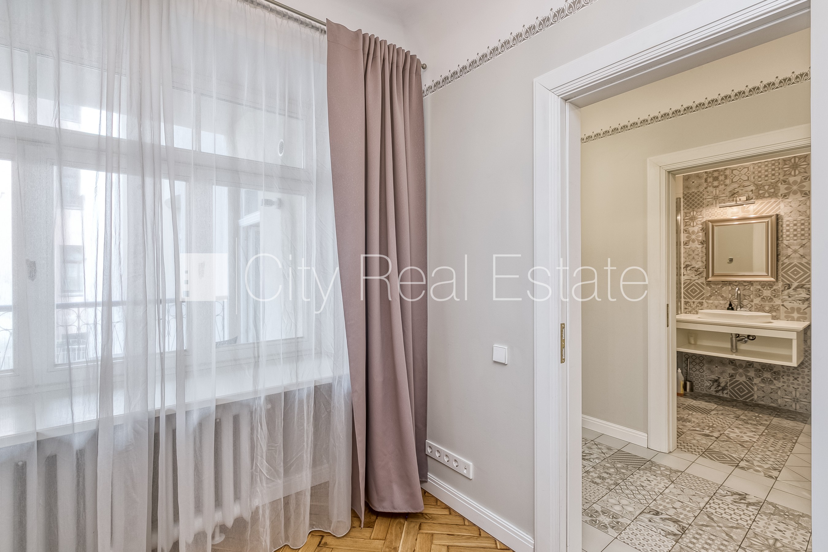 Sludinājumi. Projekts - Residence Lumiere, fasādes māja, renovēta māja, slēgts pagalms, garāžas vārti aprīkoti Cena: 1100 EUR/mēn Foto #8