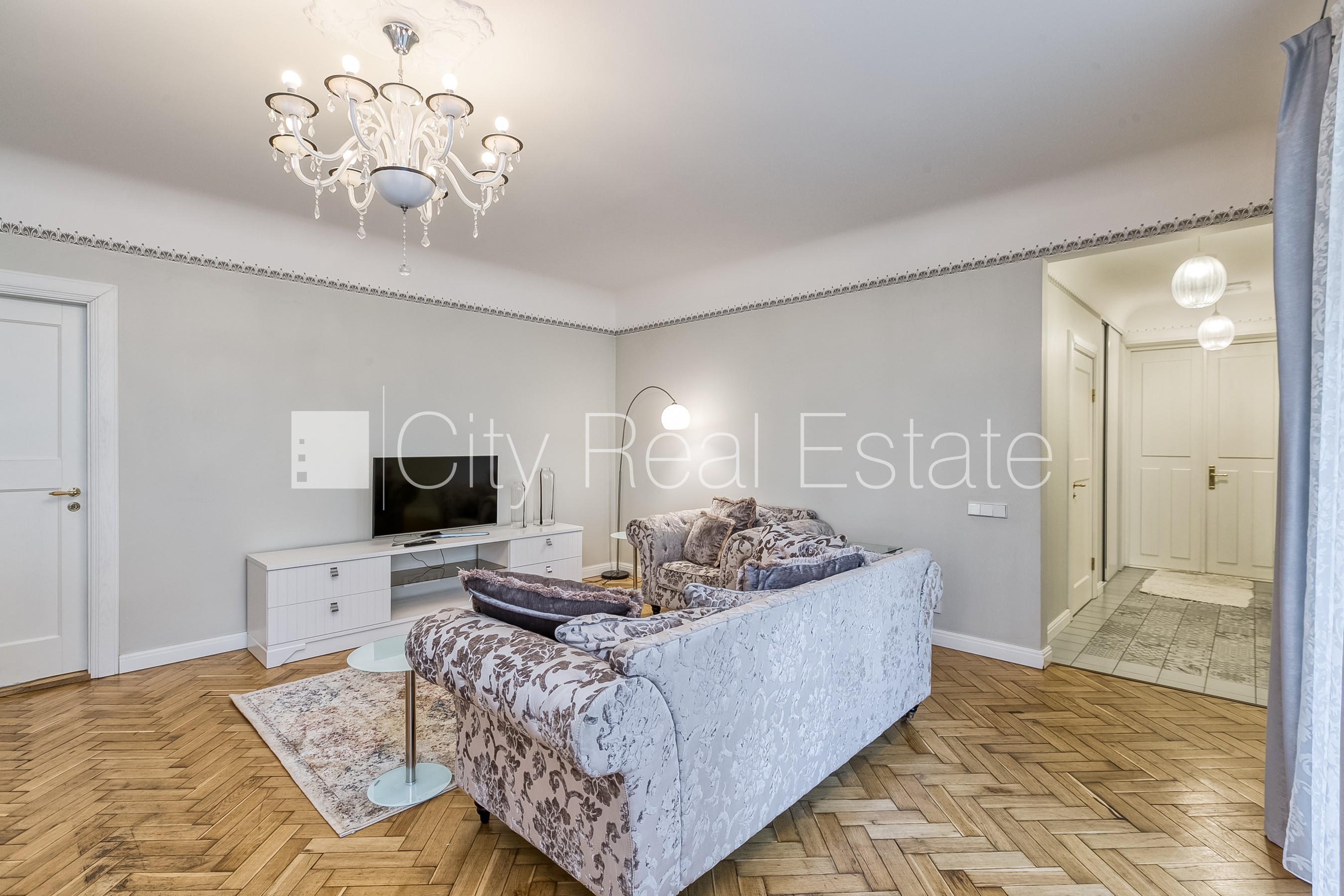 Sludinājumi. Projekts - Residence Lumiere, fasādes māja, renovēta māja, slēgts pagalms, garāžas vārti aprīkoti Cena: 1100 EUR/mēn Foto #5