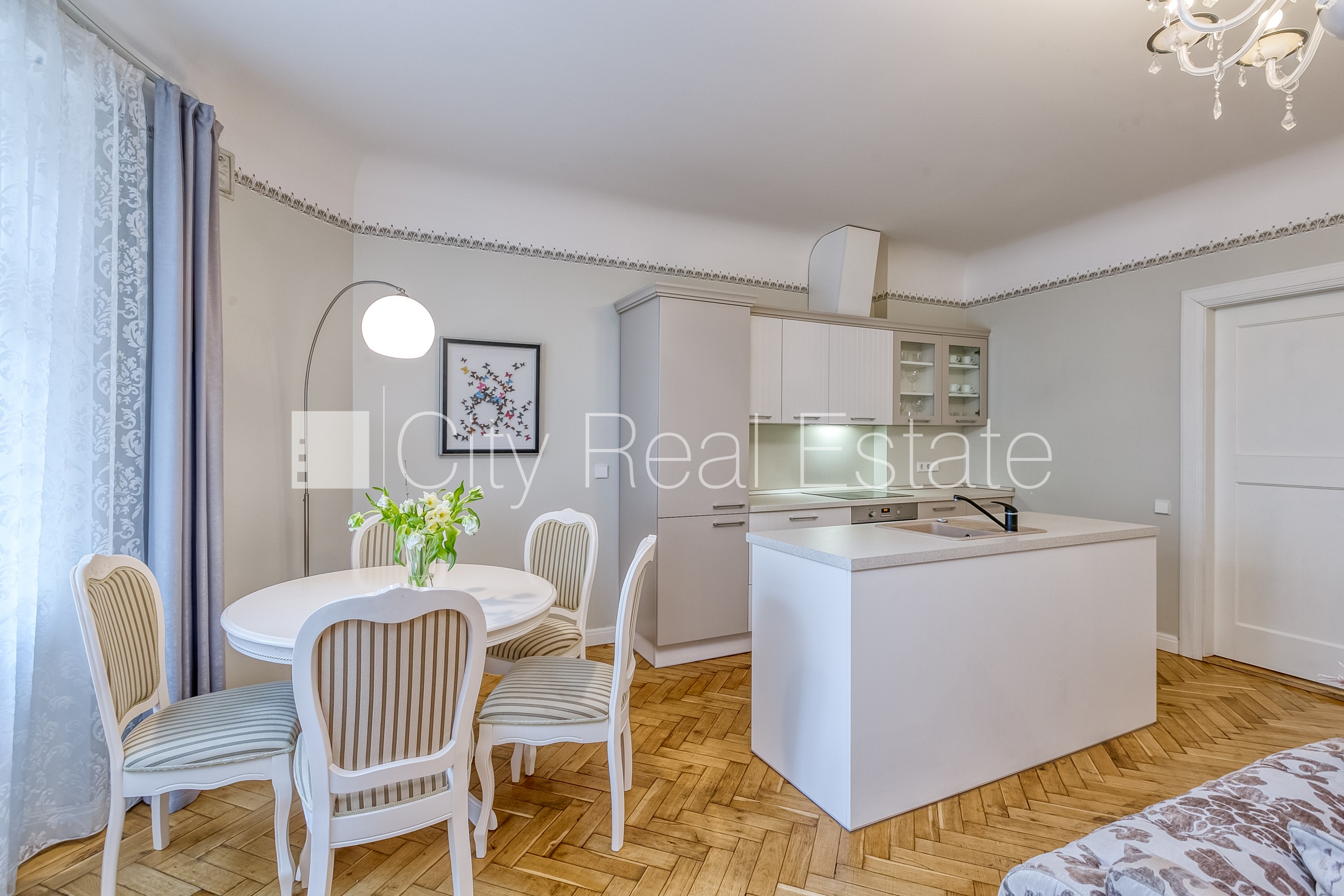 Sludinājumi. Projekts - Residence Lumiere, fasādes māja, renovēta māja, slēgts pagalms, garāžas vārti aprīkoti Cena: 1100 EUR/mēn Foto #1