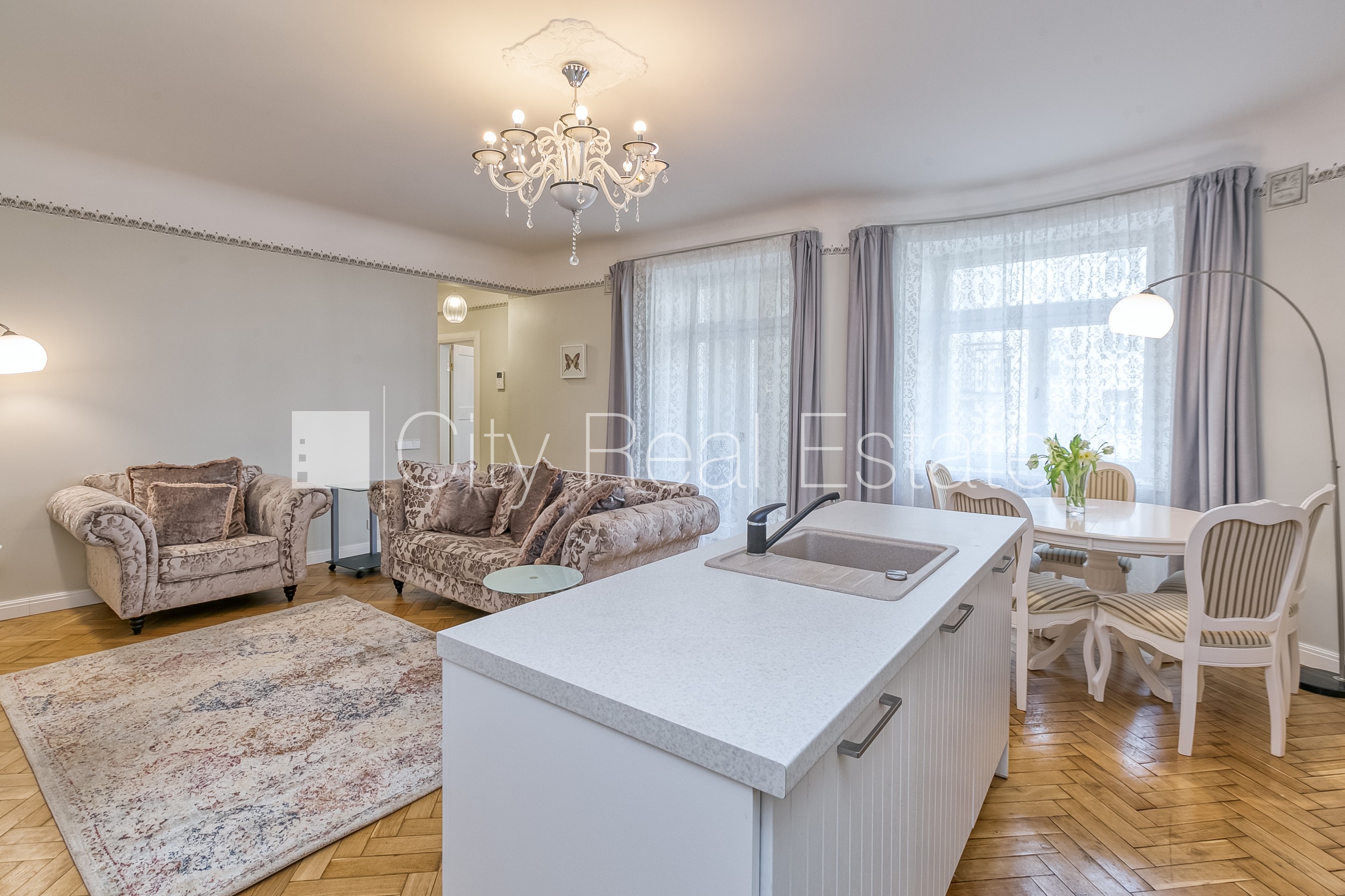 Sludinājumi. Projekts - Residence Lumiere, fasādes māja, renovēta māja, slēgts pagalms, garāžas vārti aprīkoti Cena: 1100 EUR/mēn Foto #3