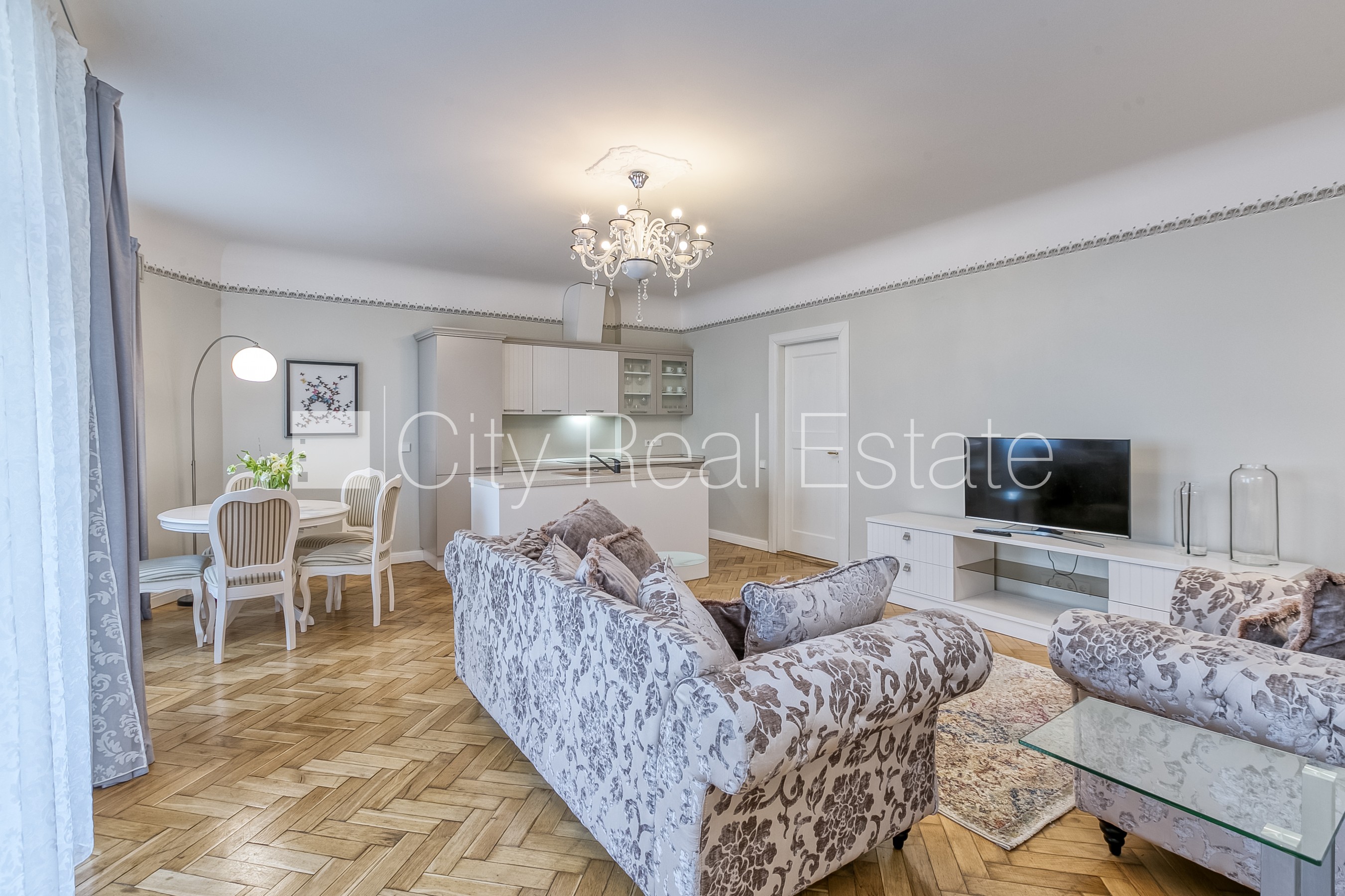 Sludinājumi. Projekts - Residence Lumiere, fasādes māja, renovēta māja, slēgts pagalms, garāžas vārti aprīkoti Cena: 1100 EUR/mēn Foto #2
