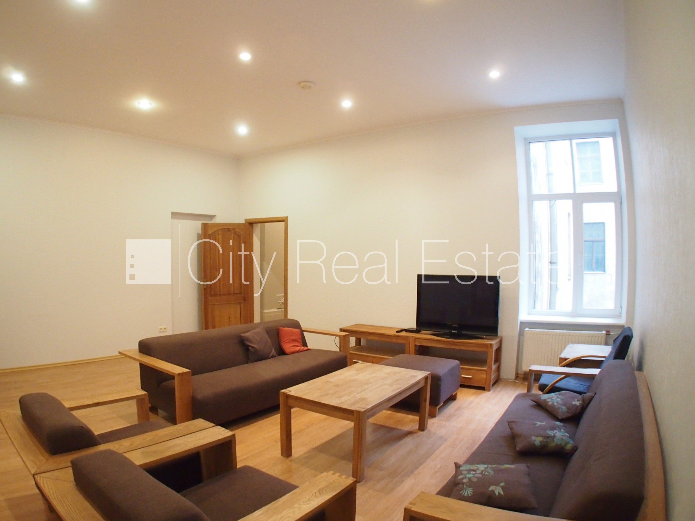 Sludinājumi. Pagalma ēka, slēgts pagalms, maksas stāvvieta, ieeja no pagalma, logi vērsti mājas abās pusēs, Cena: 250000 EUR Foto #2