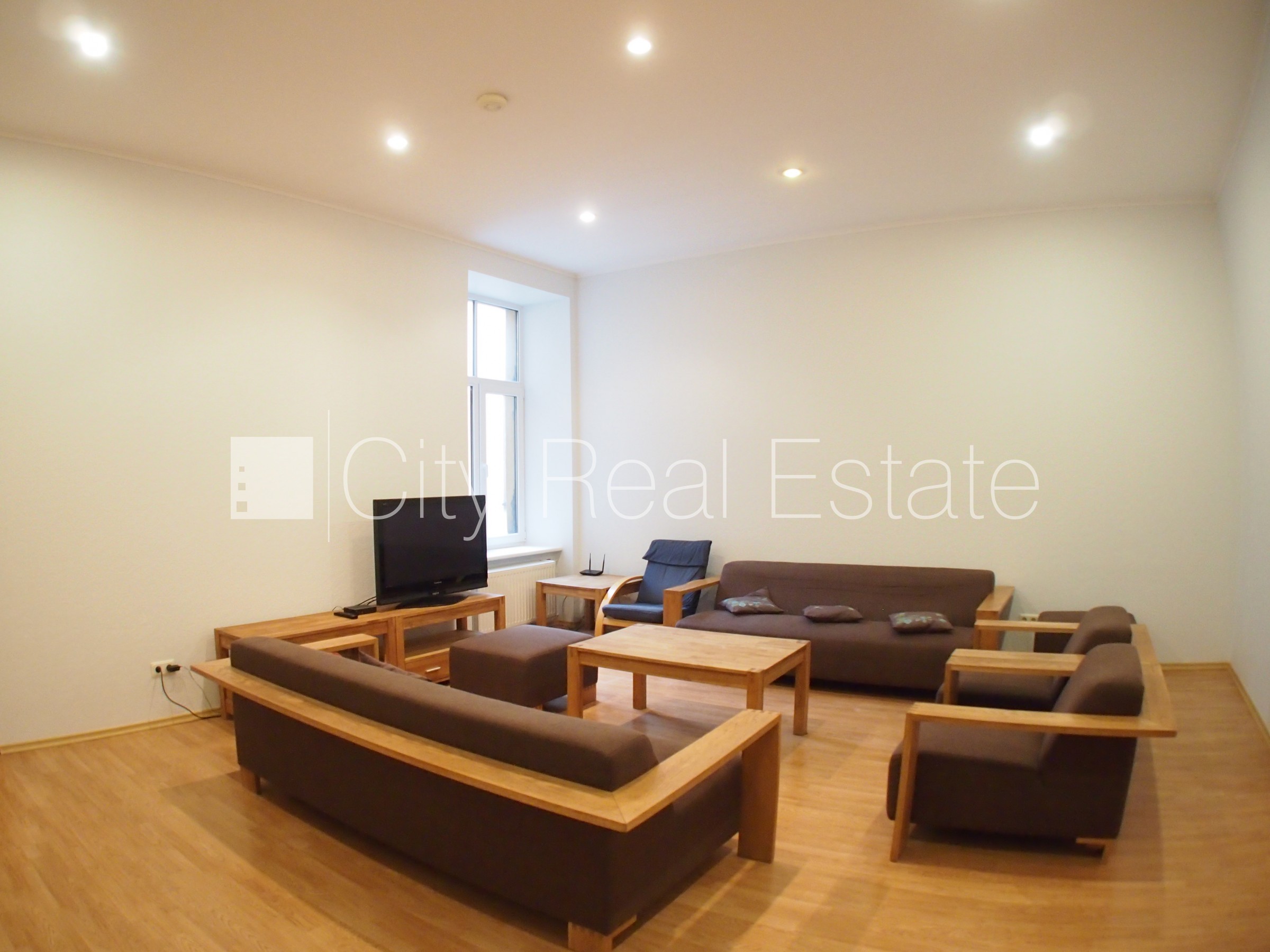 Sludinājumi. Pagalma ēka, slēgts pagalms, maksas stāvvieta, ieeja no pagalma, logi vērsti mājas abās pusēs, Cena: 250000 EUR Foto #3