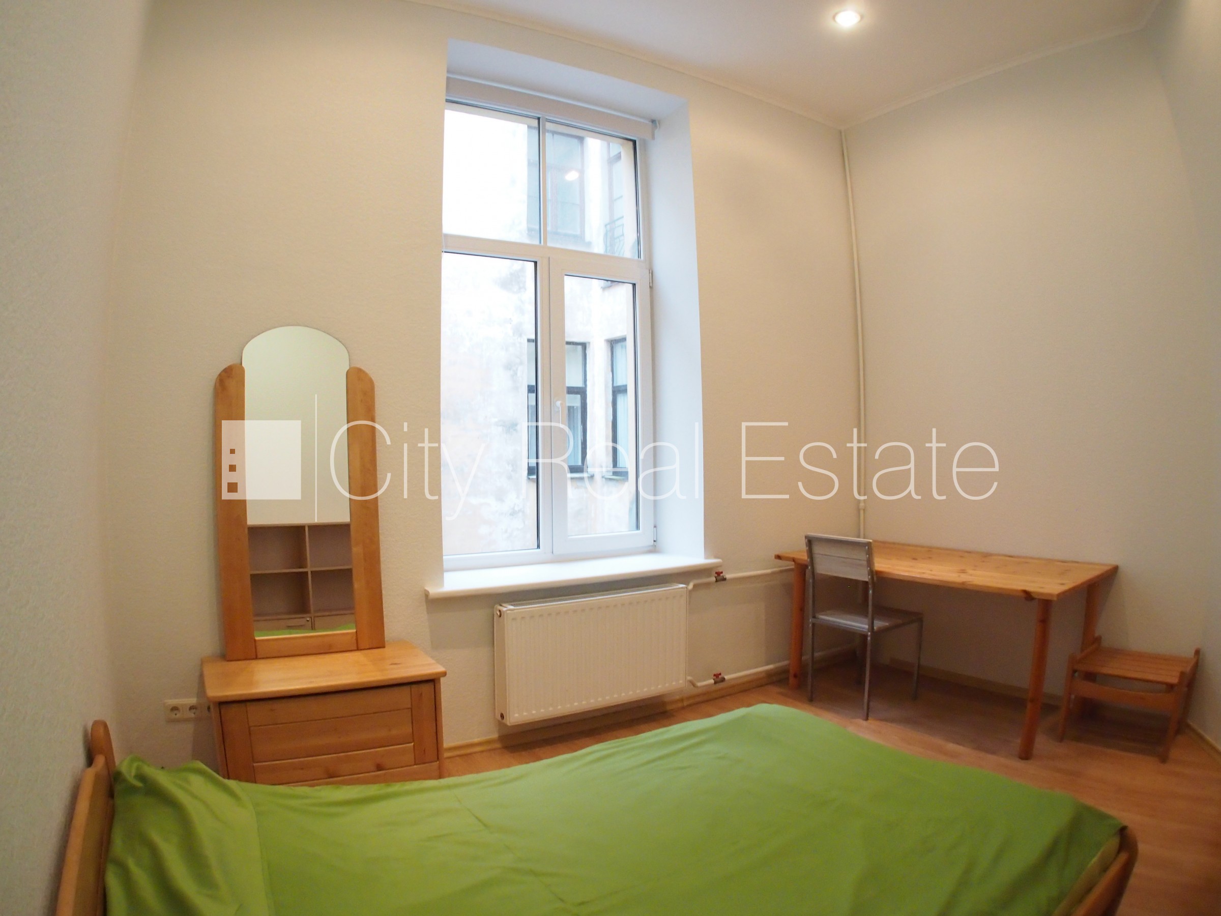 Sludinājumi. Pagalma ēka, slēgts pagalms, maksas stāvvieta, ieeja no pagalma, logi vērsti mājas abās pusēs, Cena: 250000 EUR Foto #8