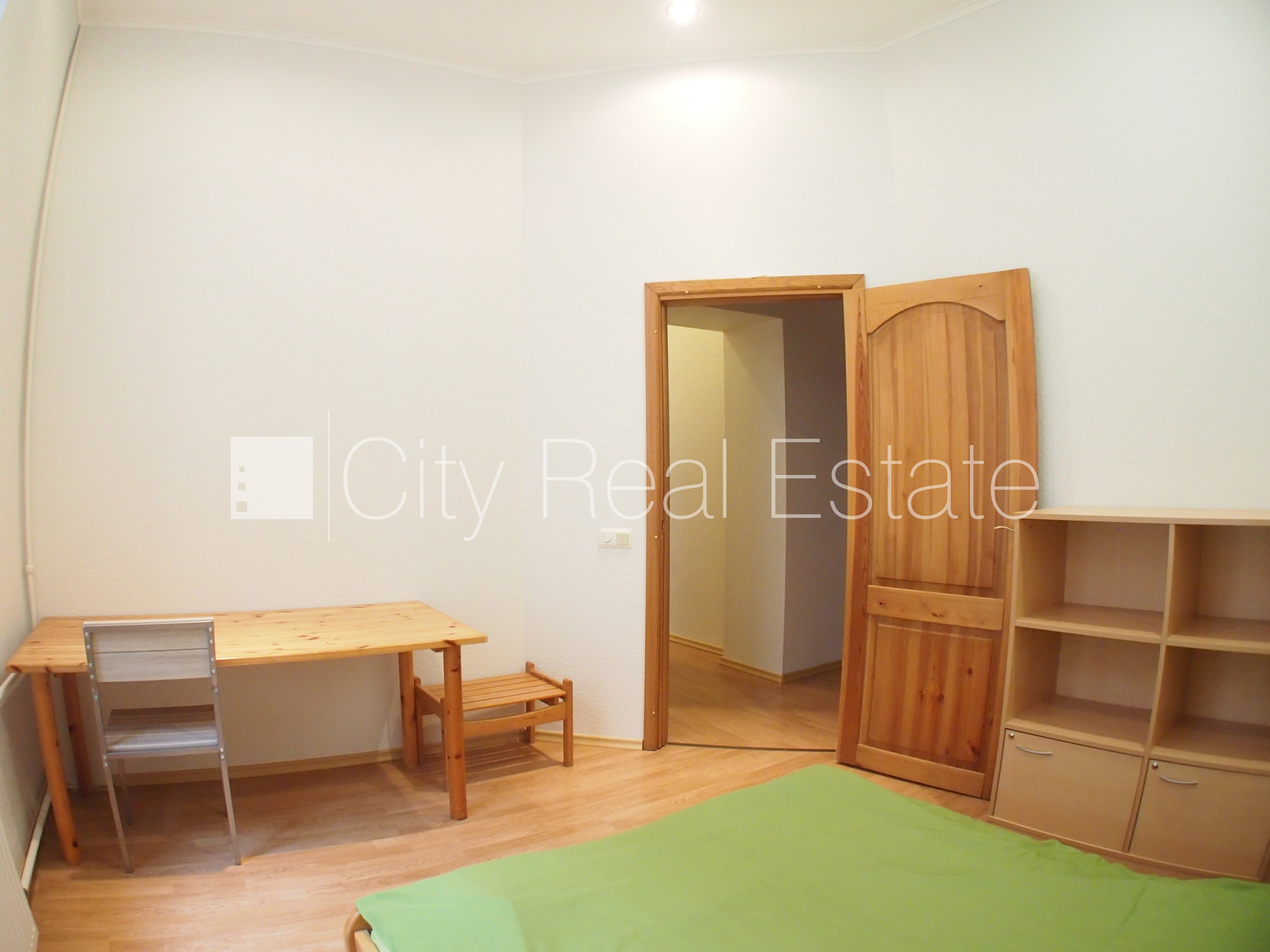 Sludinājumi. Pagalma ēka, slēgts pagalms, maksas stāvvieta, ieeja no pagalma, logi vērsti mājas abās pusēs, Cena: 250000 EUR Foto #9