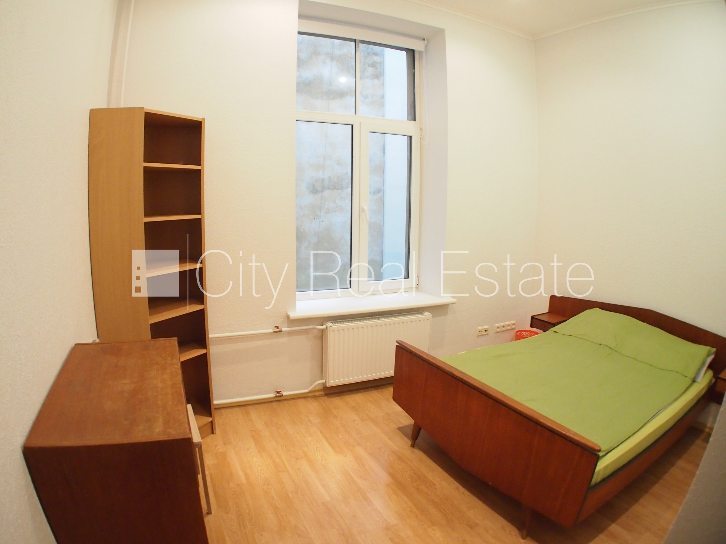 Sludinājumi. Pagalma ēka, slēgts pagalms, maksas stāvvieta, ieeja no pagalma, logi vērsti mājas abās pusēs, Cena: 250000 EUR Foto #10