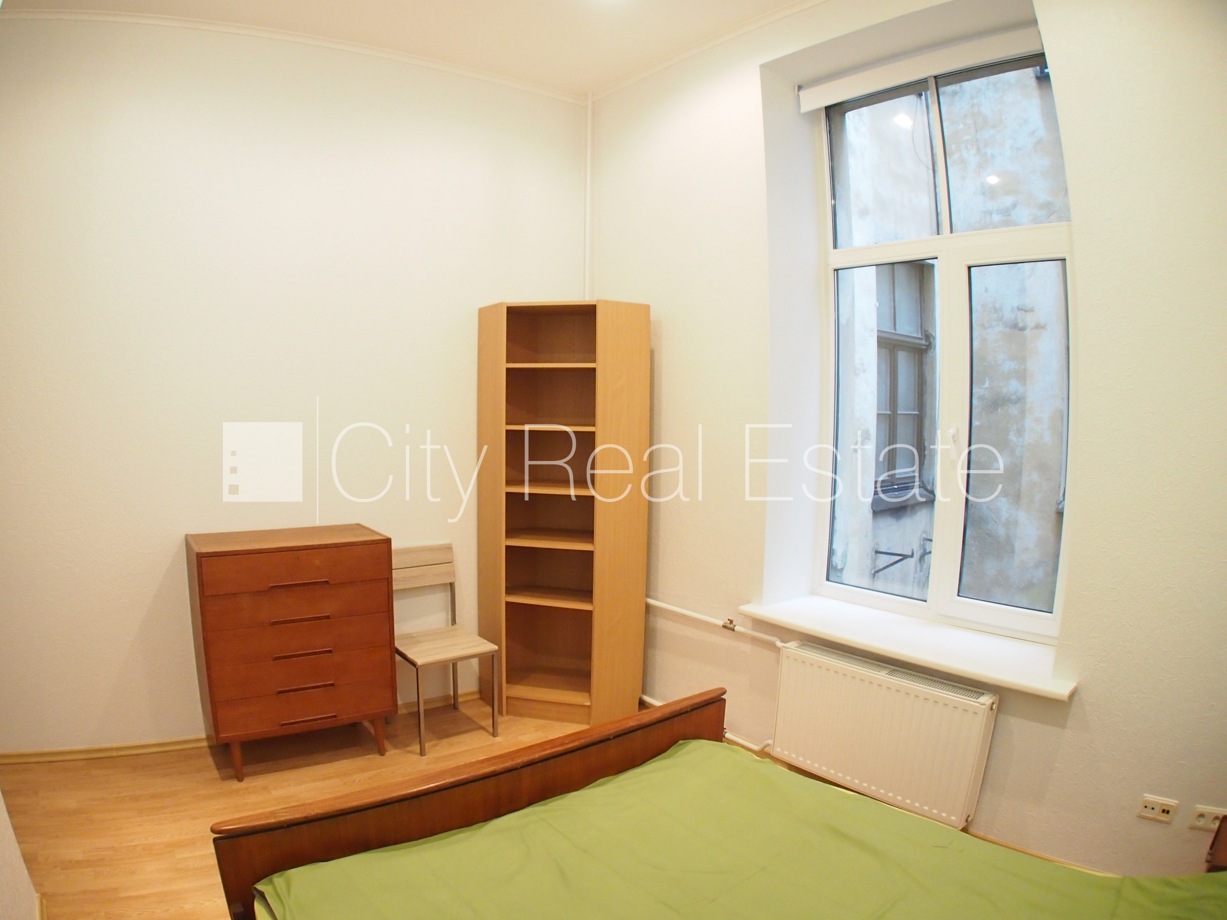 Sludinājumi. Pagalma ēka, slēgts pagalms, maksas stāvvieta, ieeja no pagalma, logi vērsti mājas abās pusēs, Cena: 250000 EUR Foto #11