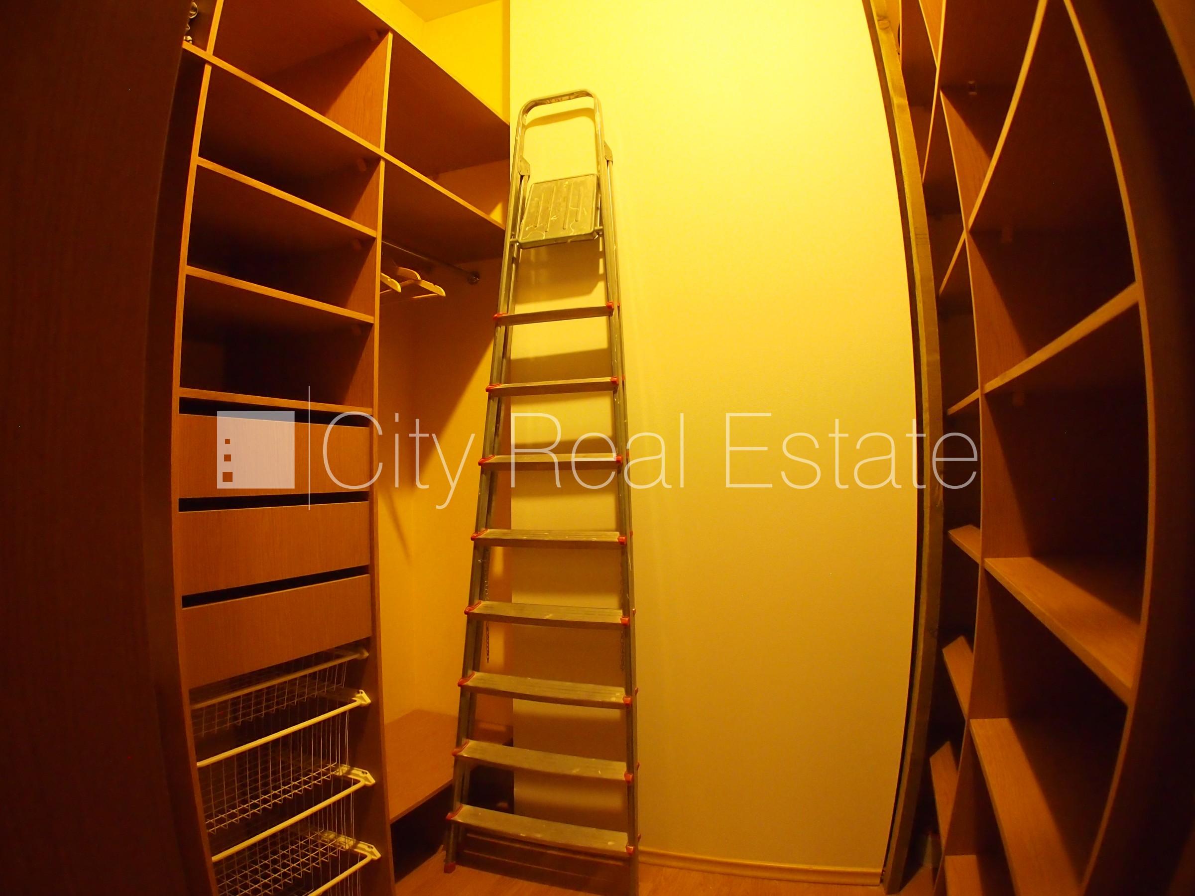 Sludinājumi. Pagalma ēka, slēgts pagalms, maksas stāvvieta, ieeja no pagalma, logi vērsti mājas abās pusēs, Cena: 250000 EUR Foto #17