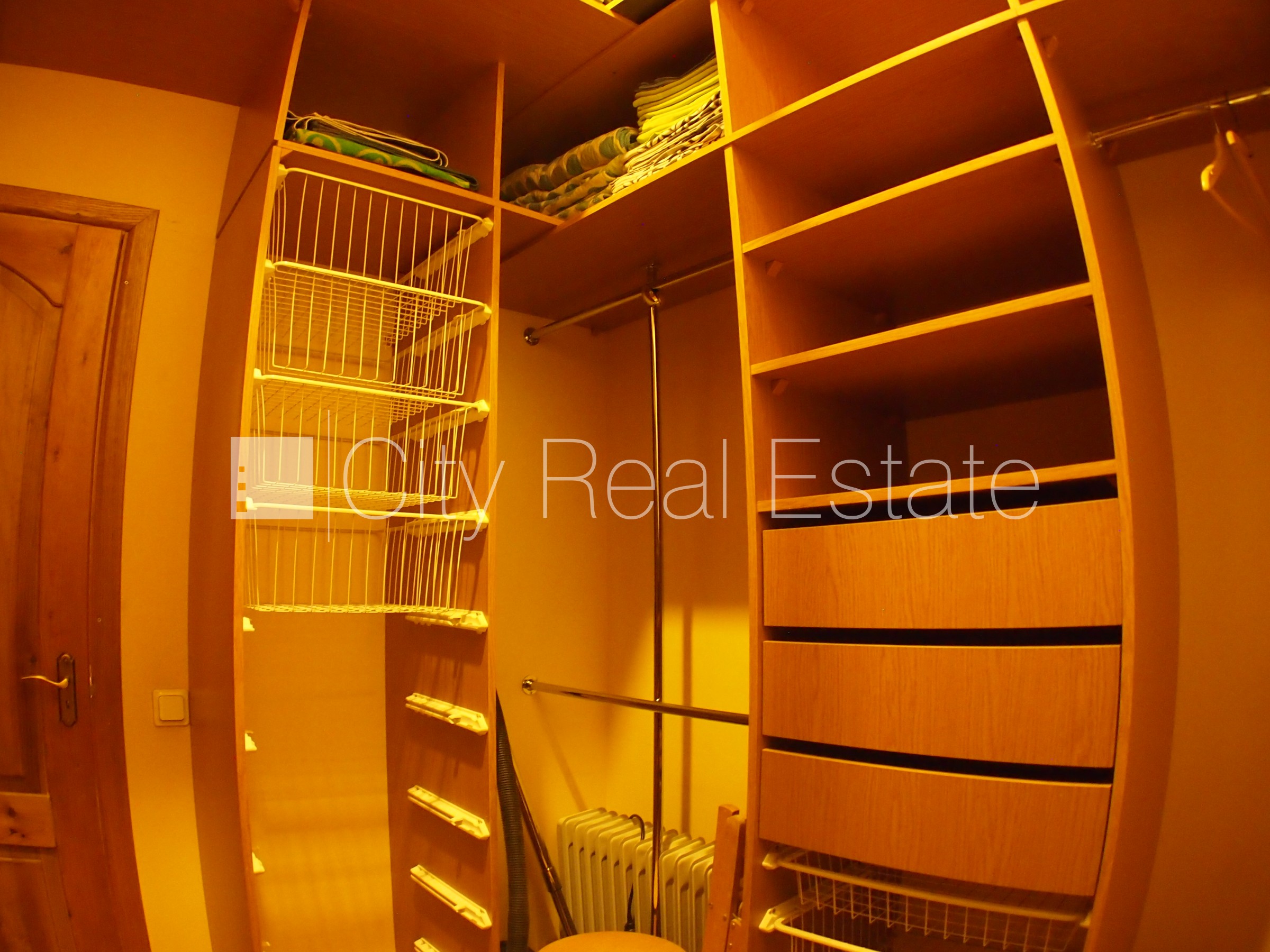 Sludinājumi. Pagalma ēka, slēgts pagalms, maksas stāvvieta, ieeja no pagalma, logi vērsti mājas abās pusēs, Cena: 250000 EUR Foto #18