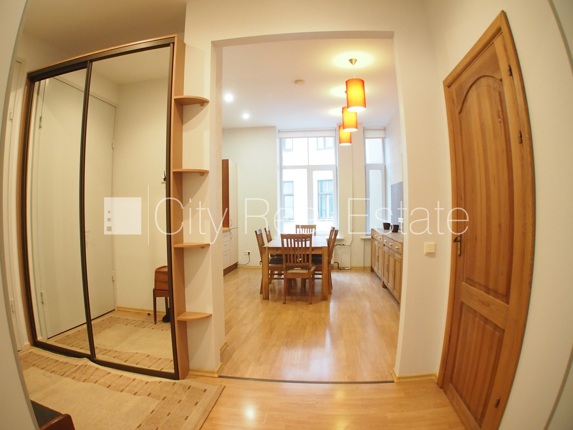 Sludinājumi. Pagalma ēka, slēgts pagalms, maksas stāvvieta, ieeja no pagalma, logi vērsti mājas abās pusēs, Cena: 250000 EUR Foto #12