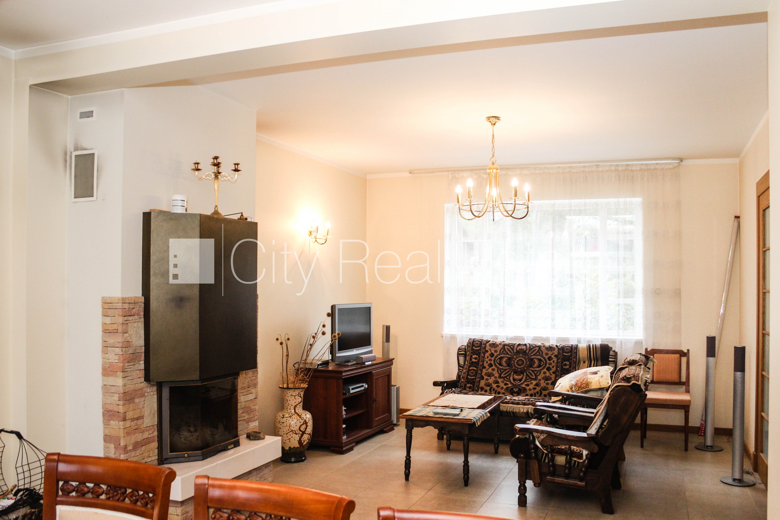 Sludinājumi. Fasādes māja, bruģēts piebraucamais ceļš, slēgts pagalms, iežogota teritorija ar koka sētu, garāža Cena: 610000 EUR Foto #4