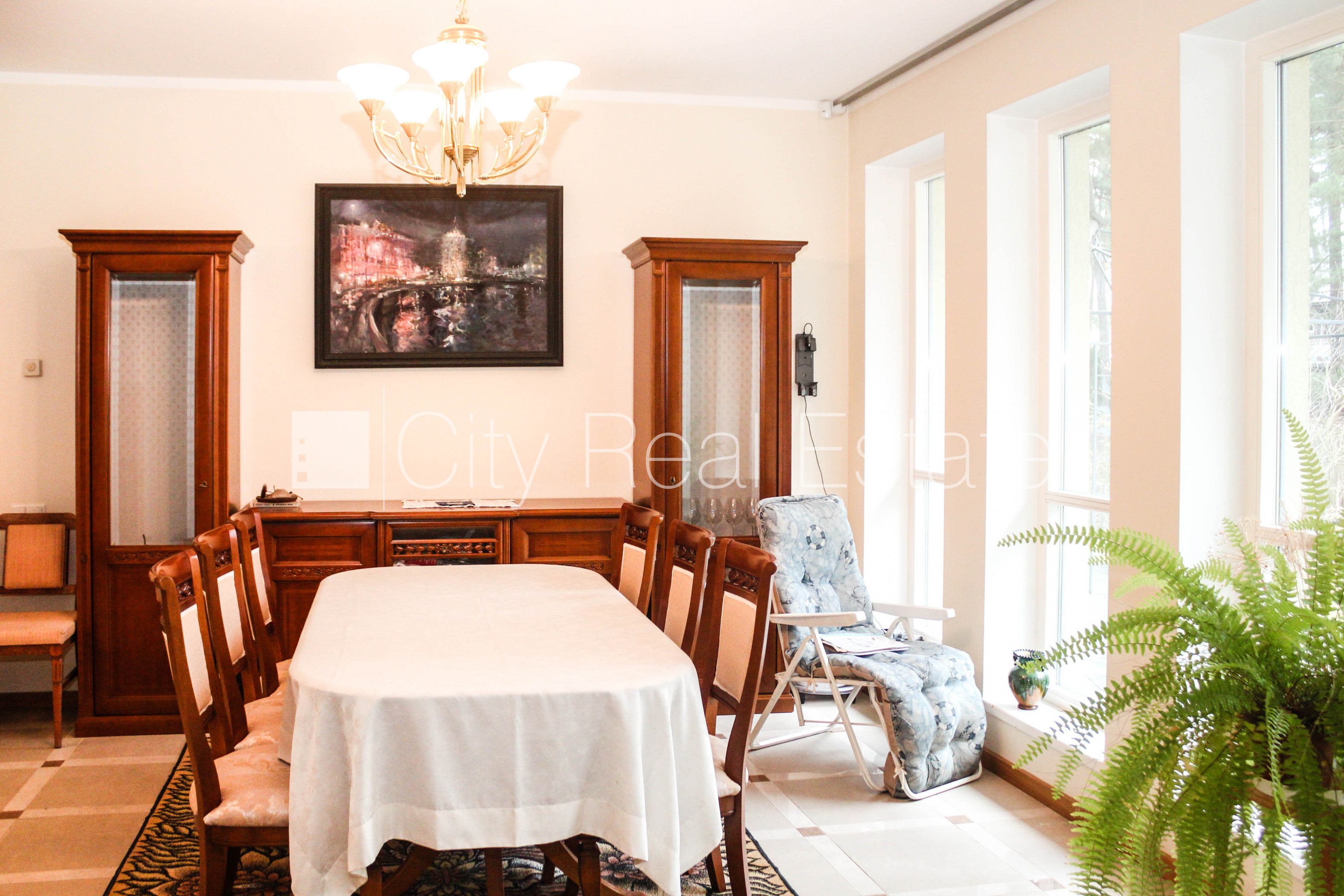 Sludinājumi. Fasādes māja, bruģēts piebraucamais ceļš, slēgts pagalms, iežogota teritorija ar koka sētu, garāža Cena: 610000 EUR Foto #5