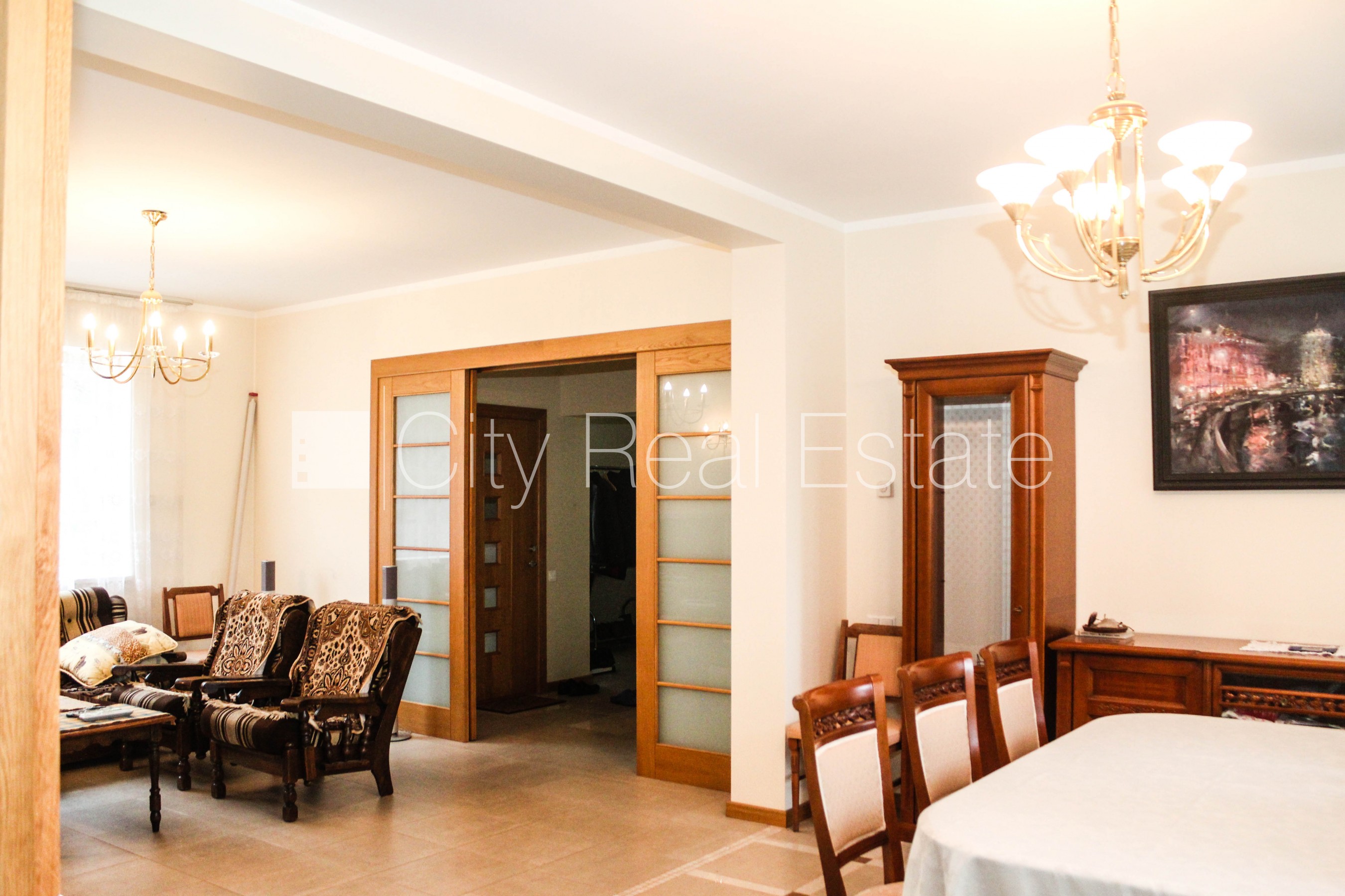 Sludinājumi. Fasādes māja, bruģēts piebraucamais ceļš, slēgts pagalms, iežogota teritorija ar koka sētu, garāža Cena: 610000 EUR Foto #6