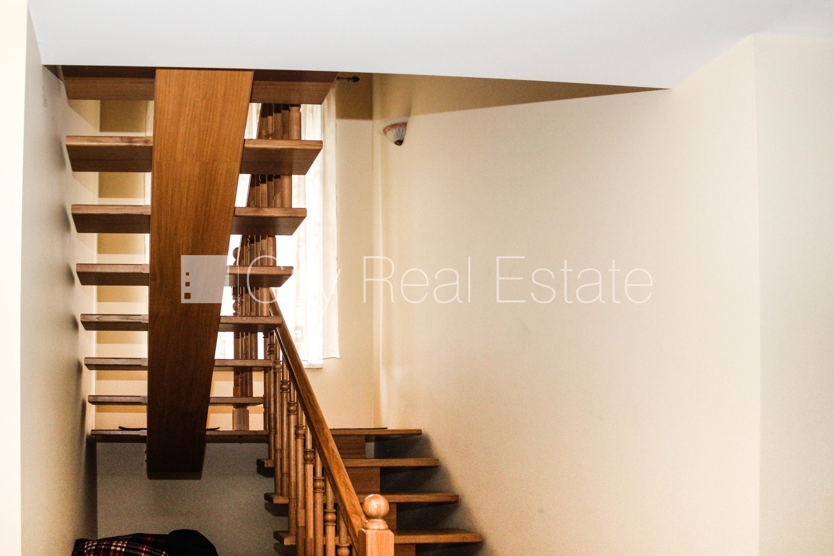 Sludinājumi. Fasādes māja, bruģēts piebraucamais ceļš, slēgts pagalms, iežogota teritorija ar koka sētu, garāža Cena: 610000 EUR Foto #7