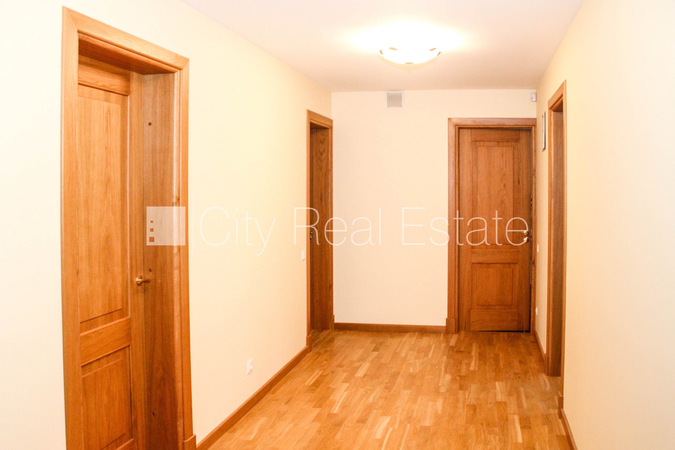 Sludinājumi. Fasādes māja, bruģēts piebraucamais ceļš, slēgts pagalms, iežogota teritorija ar koka sētu, garāža Cena: 610000 EUR Foto #8