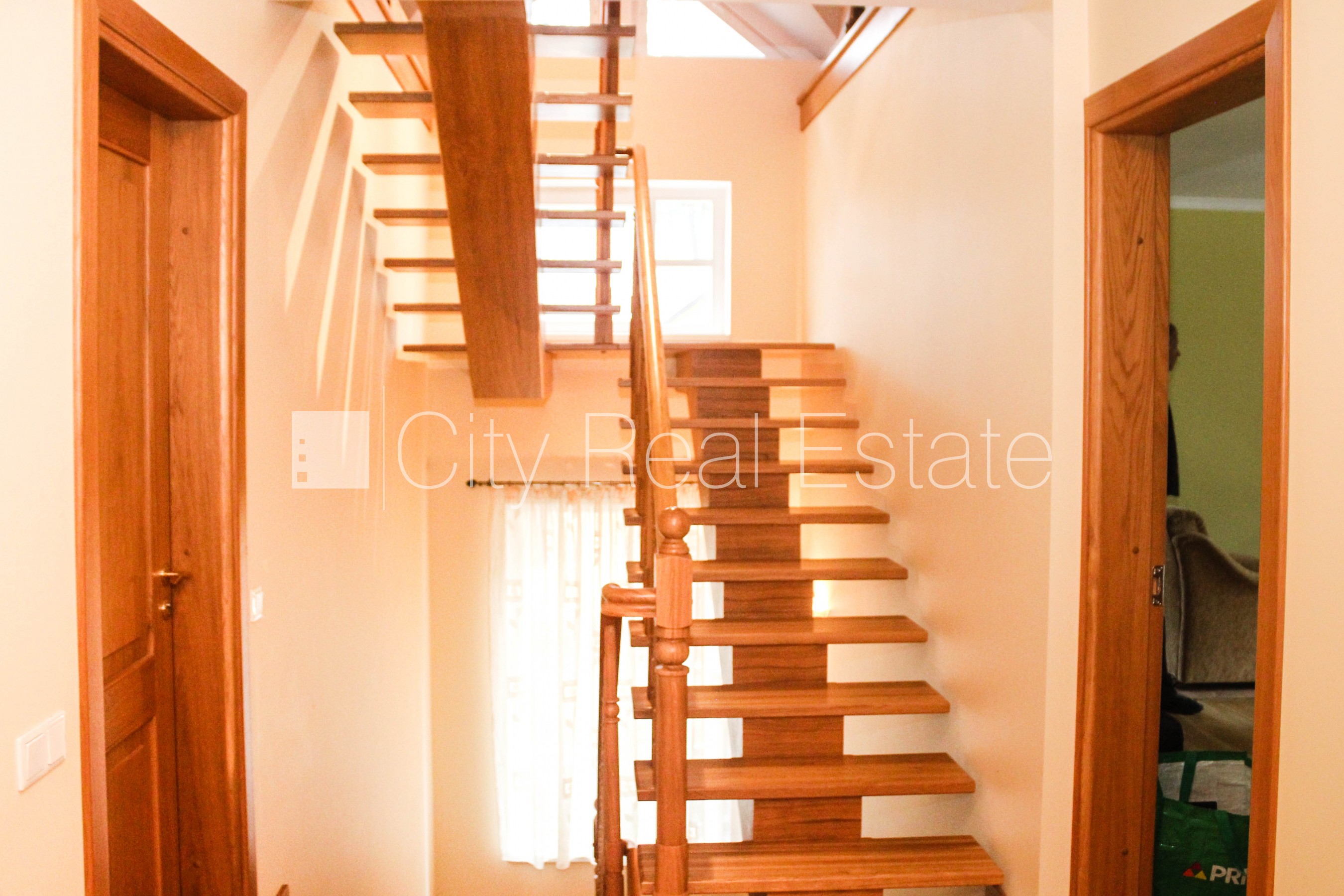 Sludinājumi. Fasādes māja, bruģēts piebraucamais ceļš, slēgts pagalms, iežogota teritorija ar koka sētu, garāža Cena: 610000 EUR Foto #19