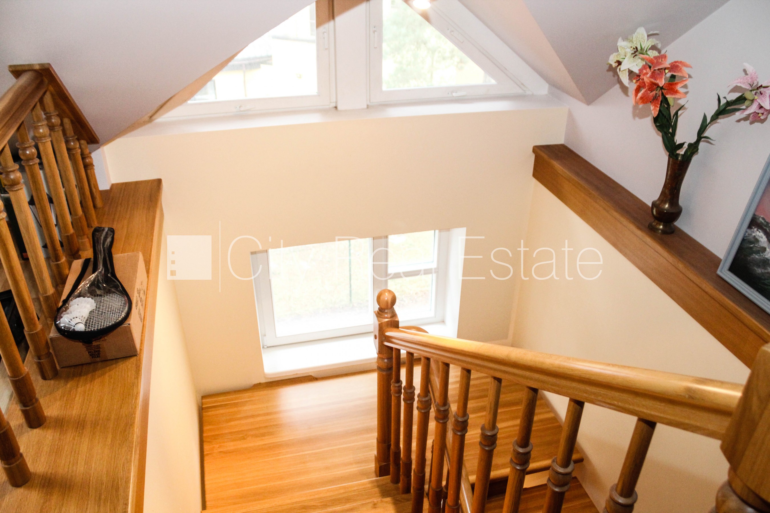 Sludinājumi. Fasādes māja, bruģēts piebraucamais ceļš, slēgts pagalms, iežogota teritorija ar koka sētu, garāža Cena: 610000 EUR Foto #21