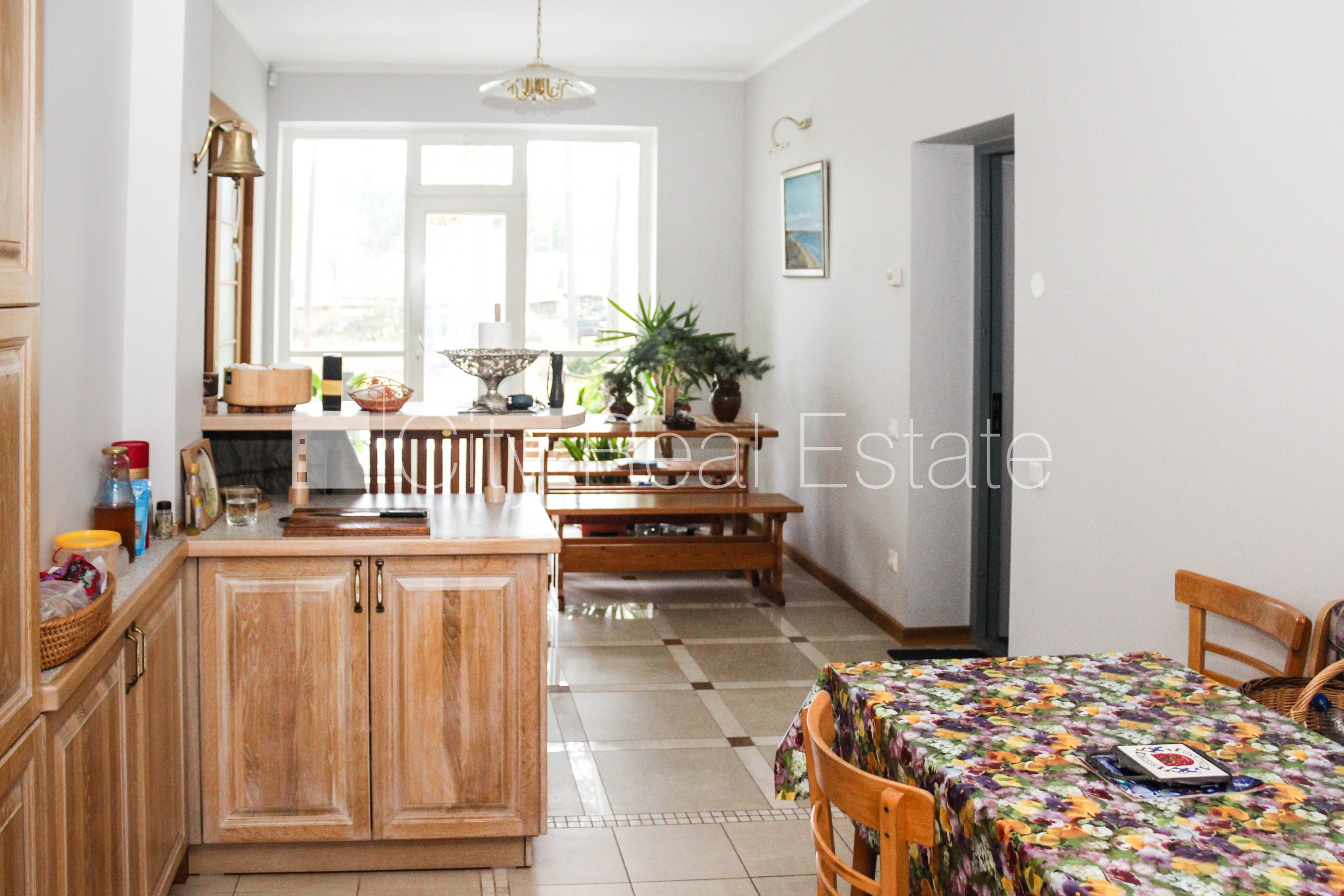 Sludinājumi. Fasādes māja, bruģēts piebraucamais ceļš, slēgts pagalms, iežogota teritorija ar koka sētu, garāža Cena: 610000 EUR Foto #24