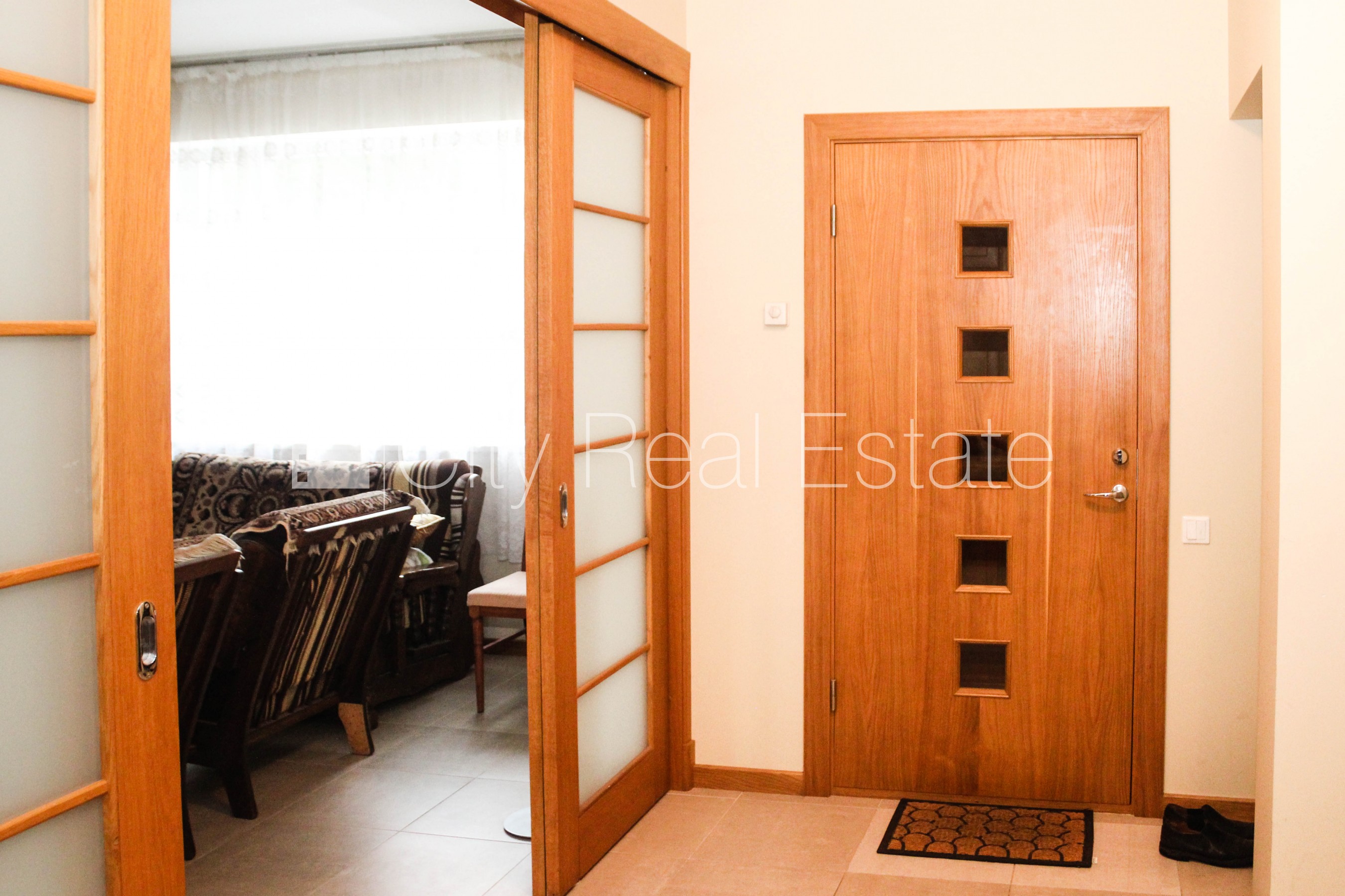 Sludinājumi. Fasādes māja, bruģēts piebraucamais ceļš, slēgts pagalms, iežogota teritorija ar koka sētu, garāža Cena: 610000 EUR Foto #25