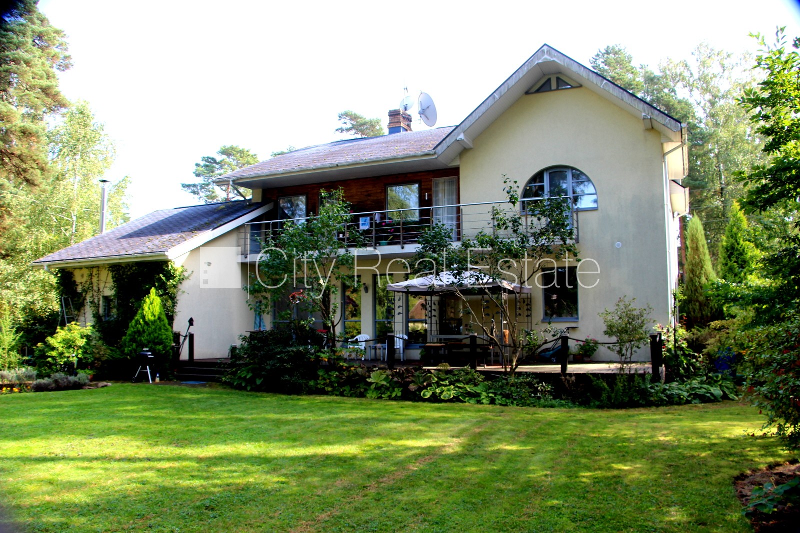 Sludinājumi. Fasādes māja, bruģēts piebraucamais ceļš, slēgts pagalms, iežogota teritorija ar koka sētu, garāža Cena: 610000 EUR Foto #2