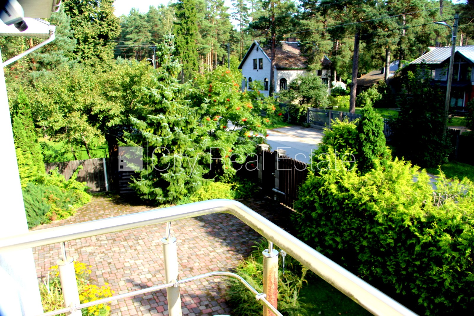 Sludinājumi. Fasādes māja, bruģēts piebraucamais ceļš, slēgts pagalms, iežogota teritorija ar koka sētu, garāža Cena: 610000 EUR Foto #15