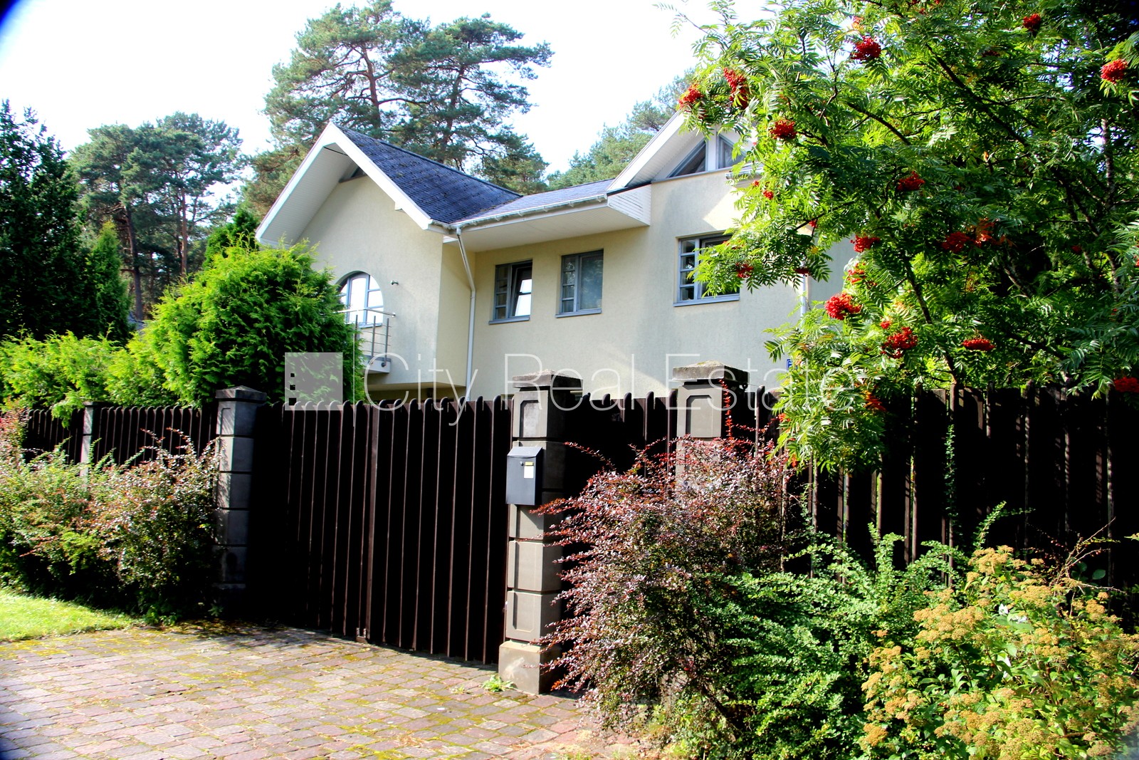 Sludinājumi. Fasādes māja, bruģēts piebraucamais ceļš, slēgts pagalms, iežogota teritorija ar koka sētu, garāža Cena: 610000 EUR Foto #1