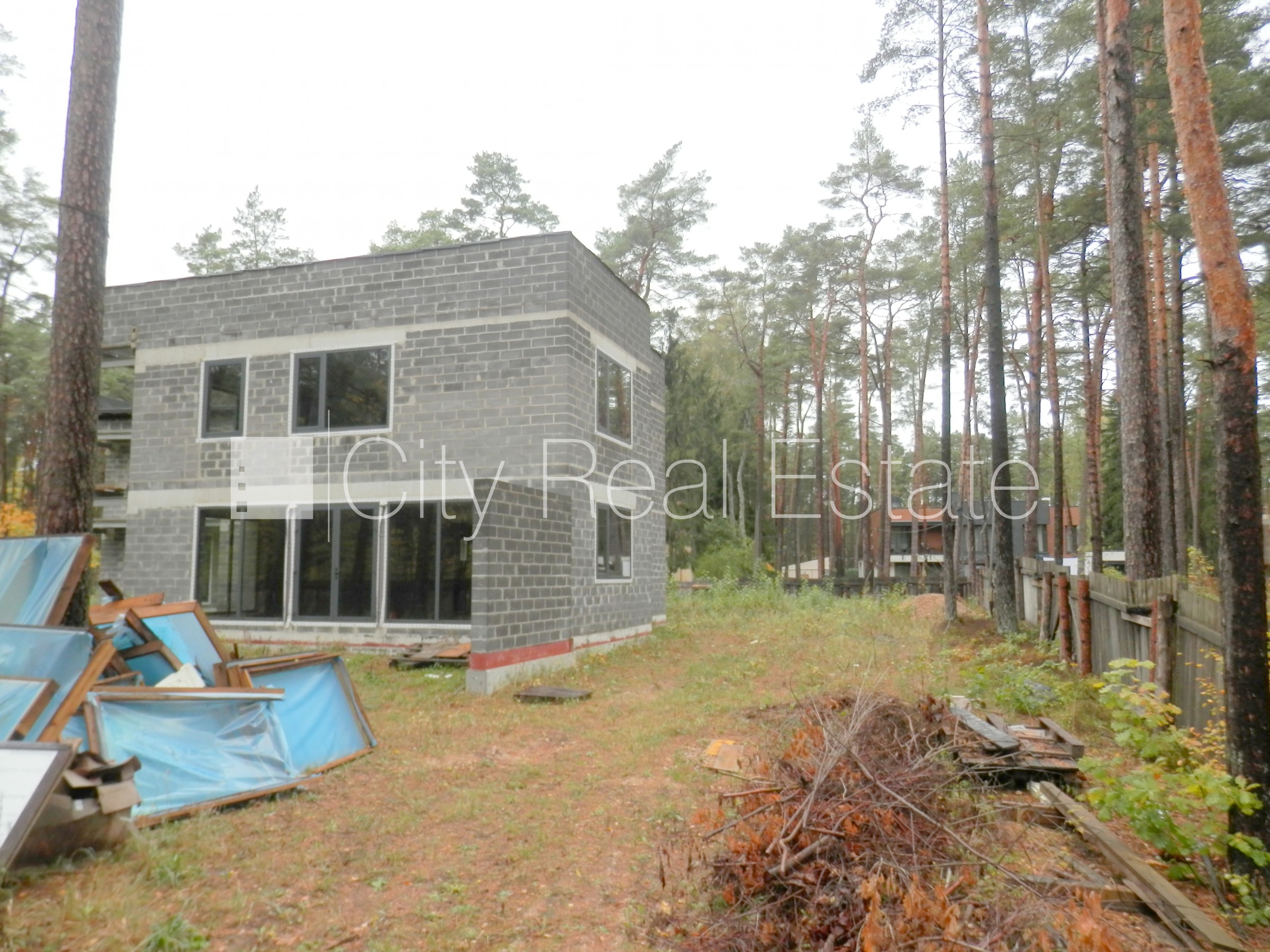 Sludinājumi. Dvīņu māja, jaunceltne, iežogota teritorija ar koka sētu, apsargāta teritorija, mājā pieslēgta 3 Cena: 950000 EUR Foto #2