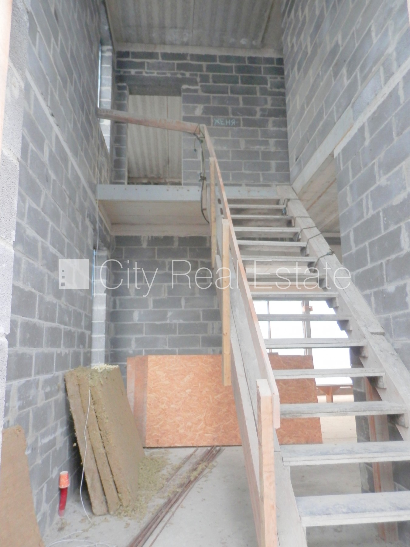 Sludinājumi. Dvīņu māja, jaunceltne, iežogota teritorija ar koka sētu, apsargāta teritorija, mājā pieslēgta 3 Cena: 950000 EUR Foto #16