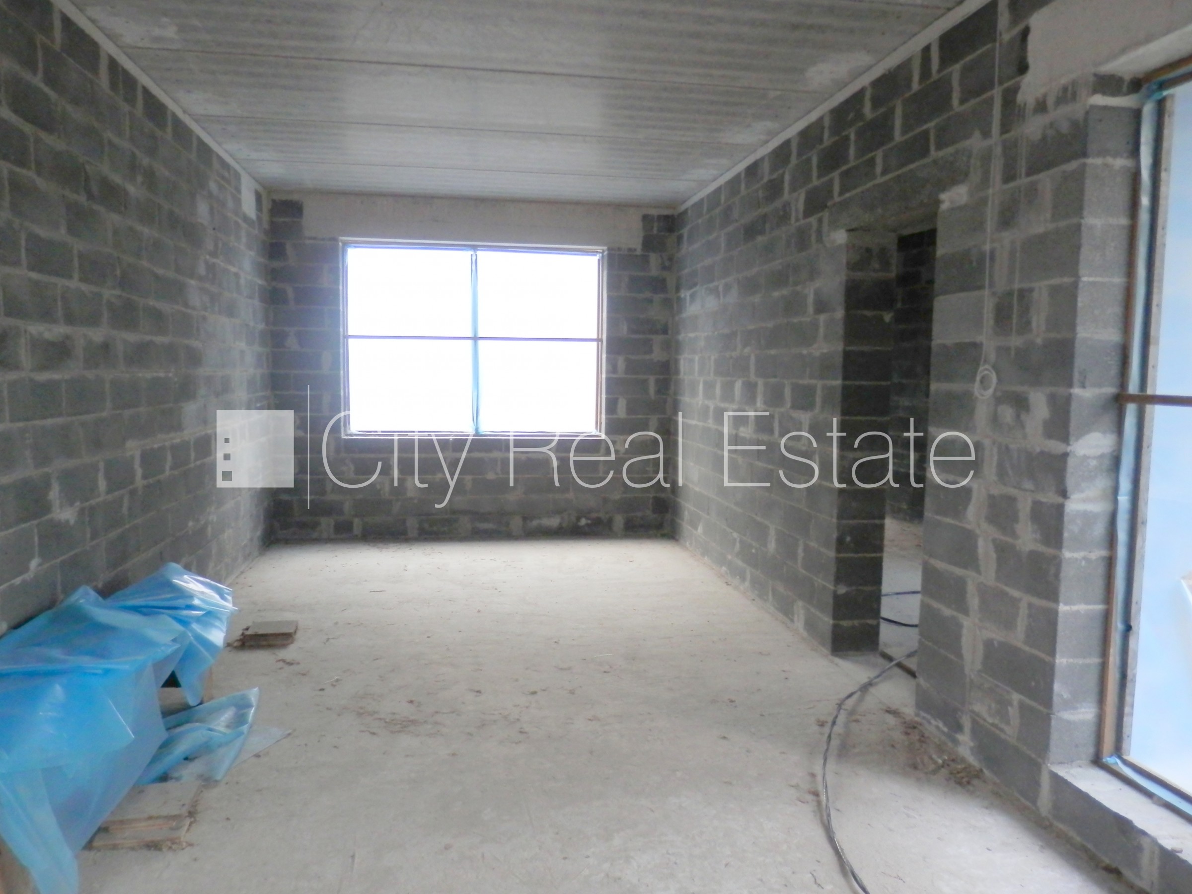 Sludinājumi. Dvīņu māja, jaunceltne, iežogota teritorija ar koka sētu, apsargāta teritorija, mājā pieslēgta 3 Cena: 950000 EUR Foto #17