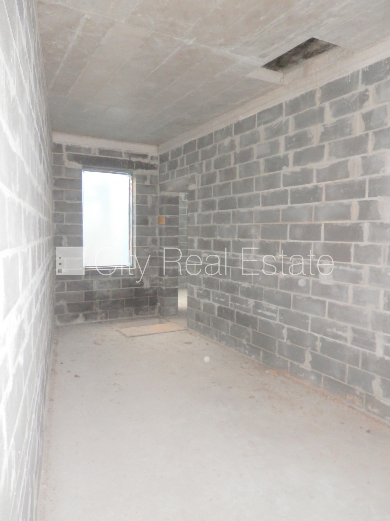 Sludinājumi. Dvīņu māja, jaunceltne, iežogota teritorija ar koka sētu, apsargāta teritorija, mājā pieslēgta 3 Cena: 950000 EUR Foto #21