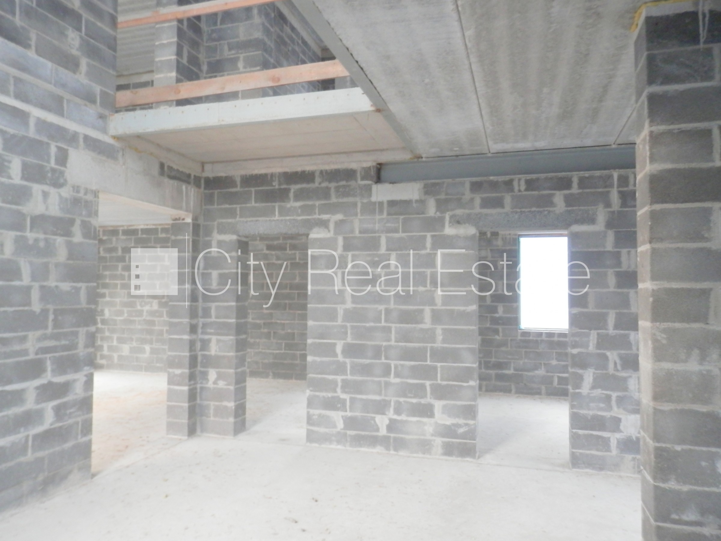 Sludinājumi. Dvīņu māja, jaunceltne, iežogota teritorija ar koka sētu, apsargāta teritorija, mājā pieslēgta 3 Cena: 950000 EUR Foto #22