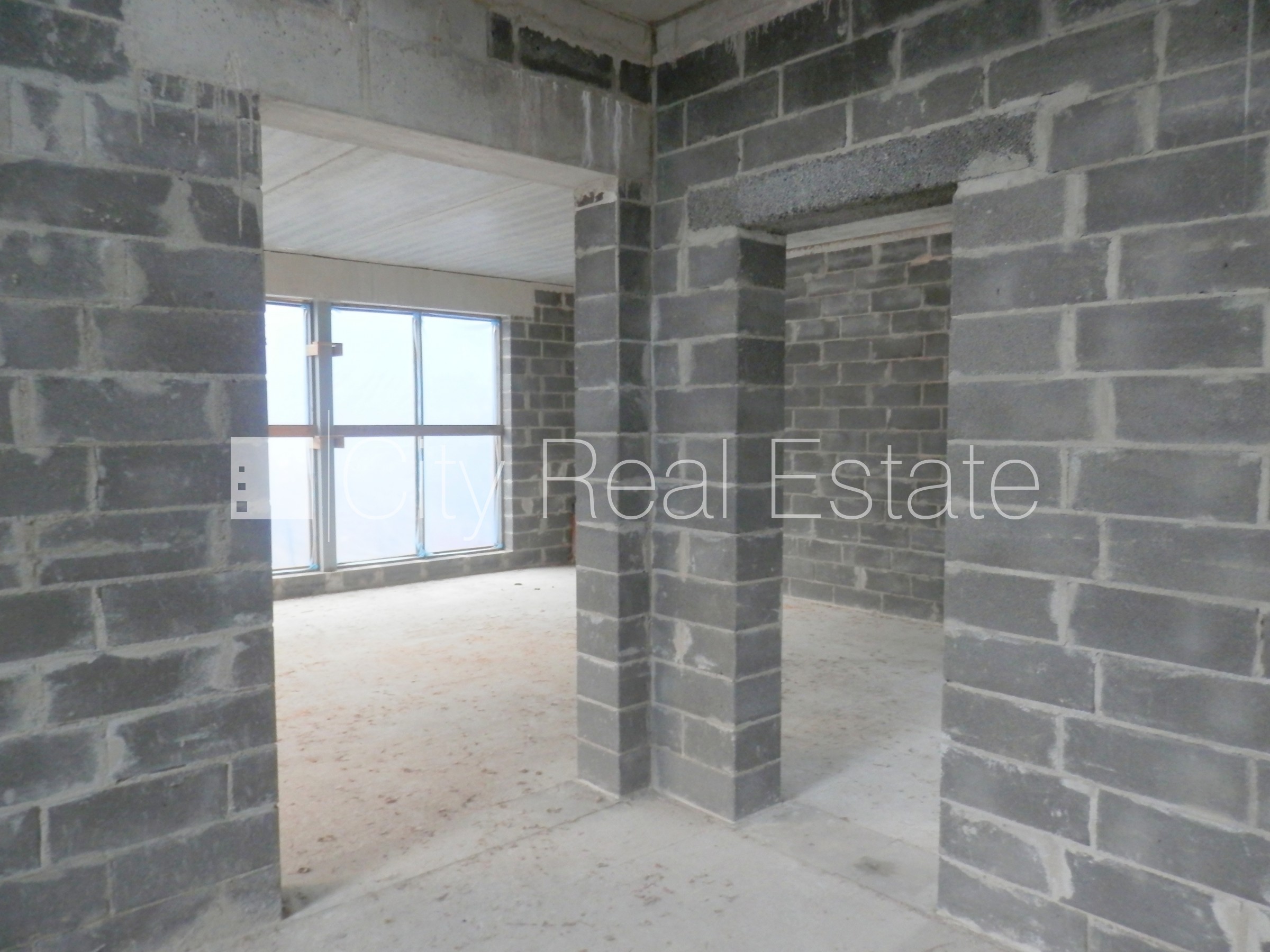 Sludinājumi. Dvīņu māja, jaunceltne, iežogota teritorija ar koka sētu, apsargāta teritorija, mājā pieslēgta 3 Cena: 950000 EUR Foto #24