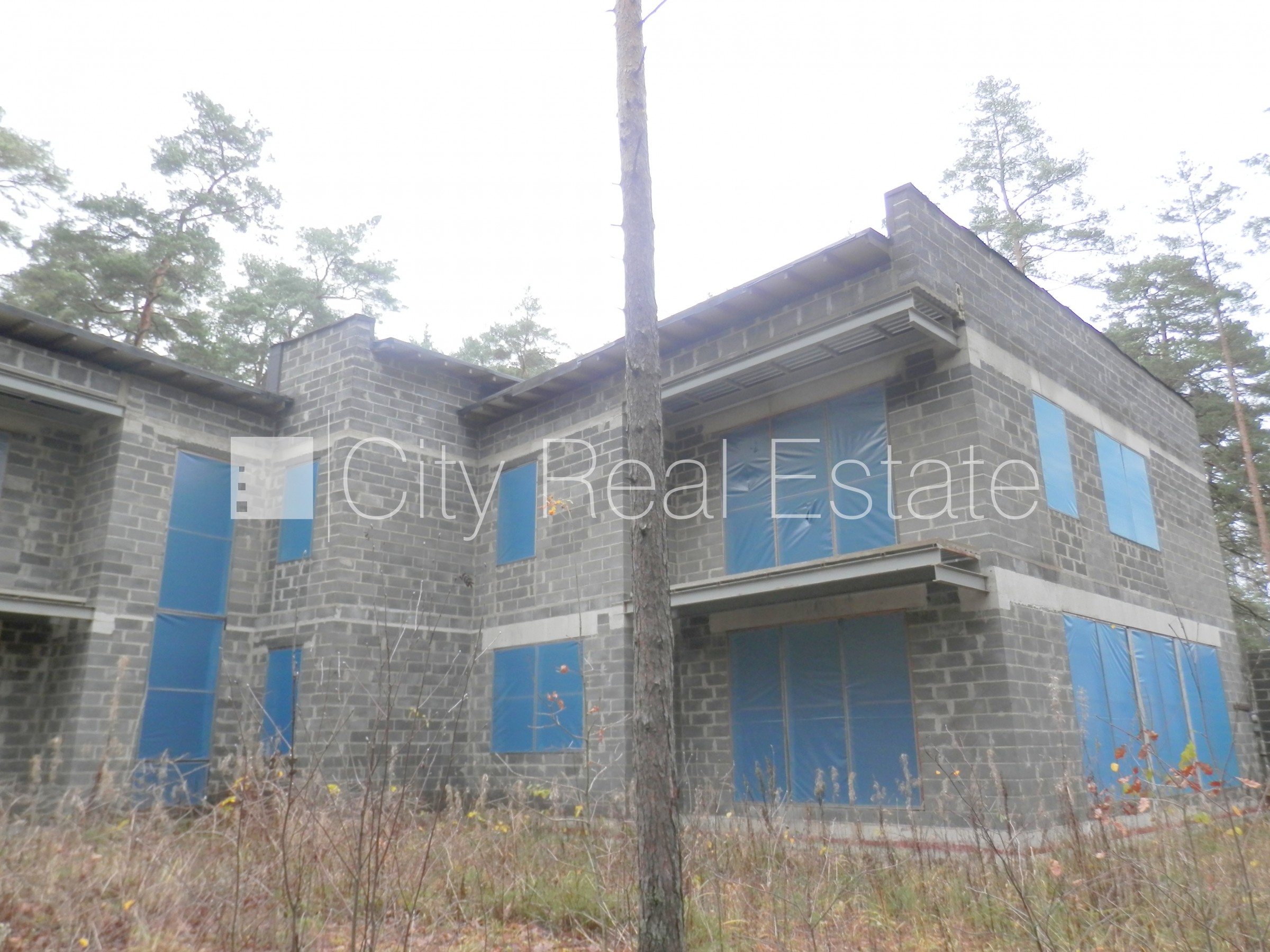 Sludinājumi. Dvīņu māja, jaunceltne, iežogota teritorija ar koka sētu, apsargāta teritorija, mājā pieslēgta 3 Cena: 950000 EUR Foto #11