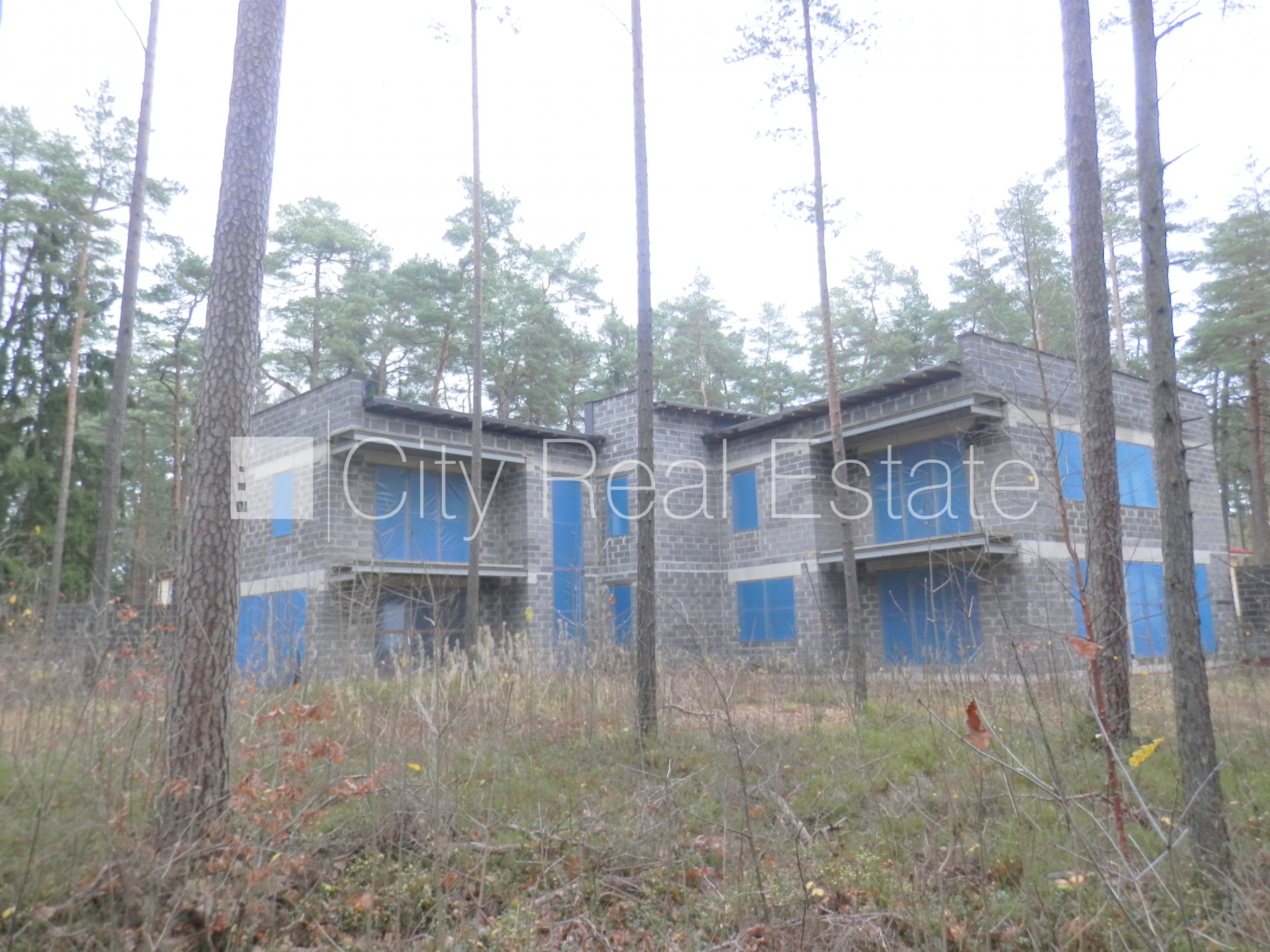 Sludinājumi. Dvīņu māja, jaunceltne, iežogota teritorija ar koka sētu, apsargāta teritorija, mājā pieslēgta 3 Cena: 950000 EUR Foto #7