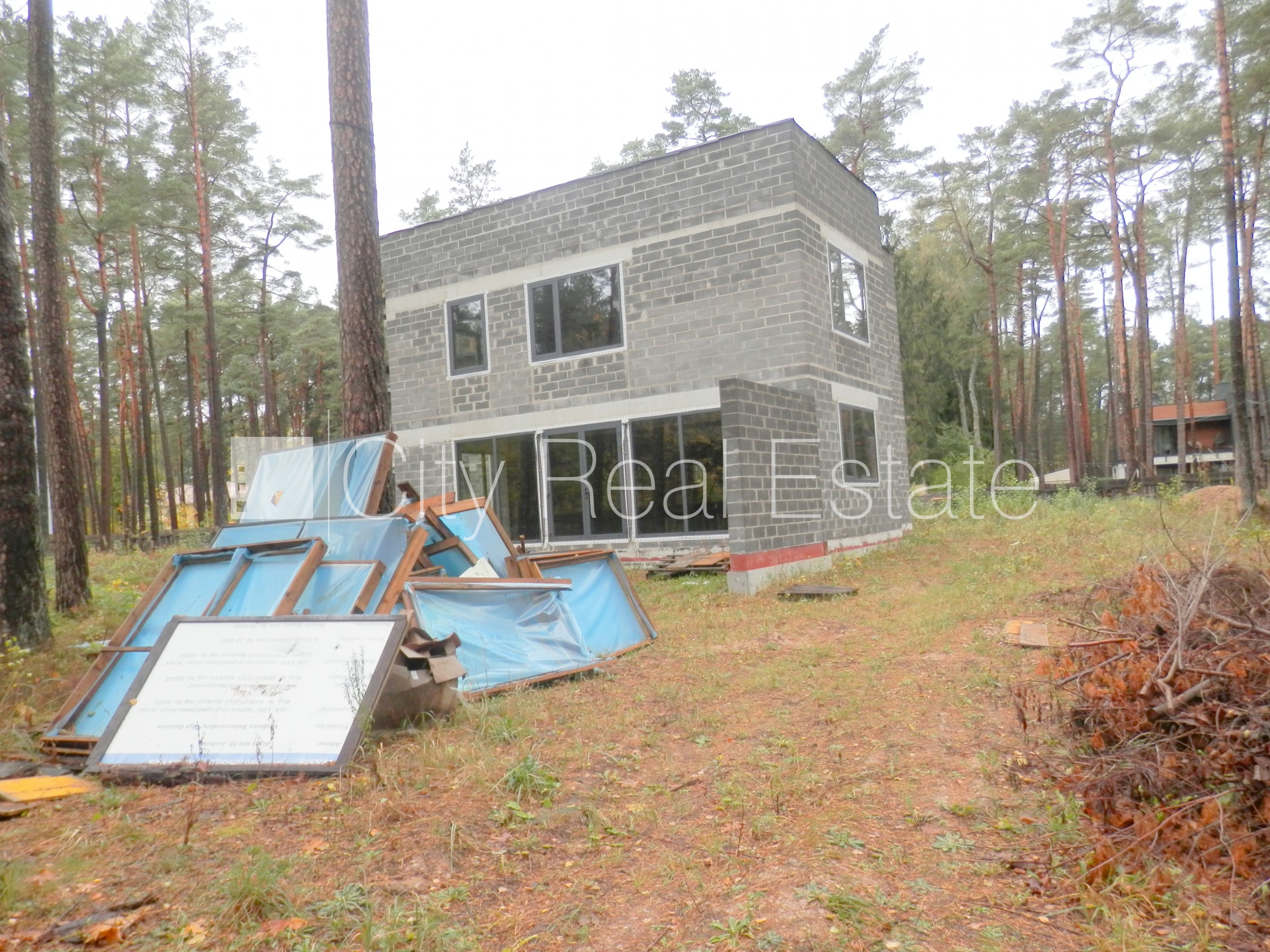 Sludinājumi. Dvīņu māja, jaunceltne, iežogota teritorija ar koka sētu, apsargāta teritorija, mājā pieslēgta 3 Cena: 950000 EUR Foto #3