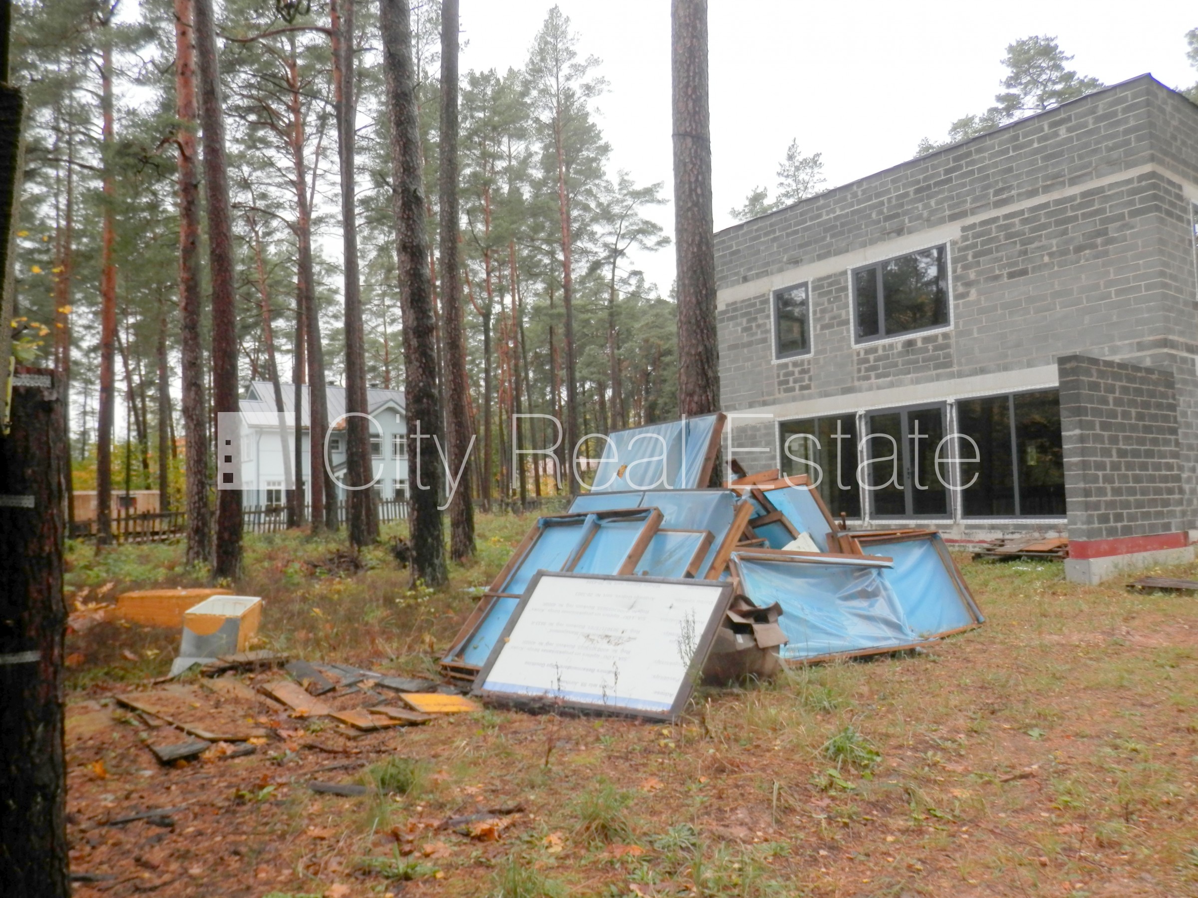 Sludinājumi. Dvīņu māja, jaunceltne, iežogota teritorija ar koka sētu, apsargāta teritorija, mājā pieslēgta 3 Cena: 950000 EUR Foto #4