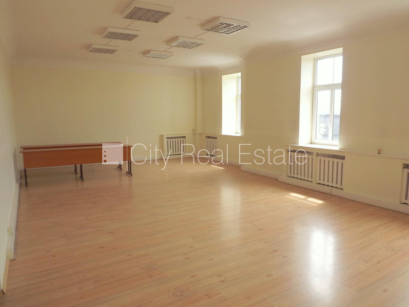 Sludinājumi. Fasādes māja, renovēta māja, ieeja no ielas, ir lifts, kāpņu telpa pēc kosmētiskā remonta, logi Cena: 1320 EUR/mēn Foto #1