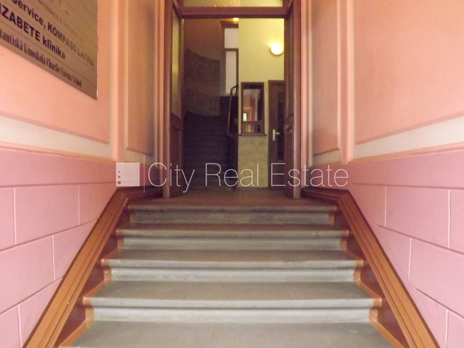 Sludinājumi. Fasādes māja, renovēta māja, ieeja no ielas, ir lifts, kāpņu telpa pēc kosmētiskā remonta, logi Cena: 1320 EUR/mēn Foto #20