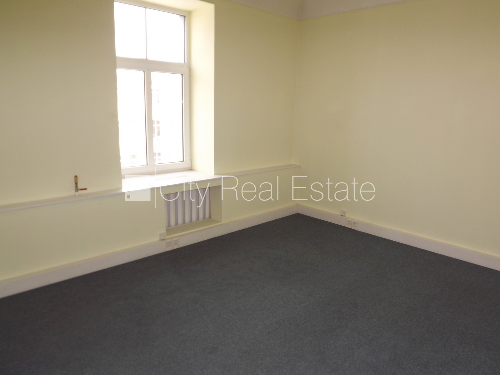 Sludinājumi. Fasādes māja, renovēta māja, ieeja no ielas, ir lifts, kāpņu telpa pēc kosmētiskā remonta, logi Cena: 1320 EUR/mēn Foto #3