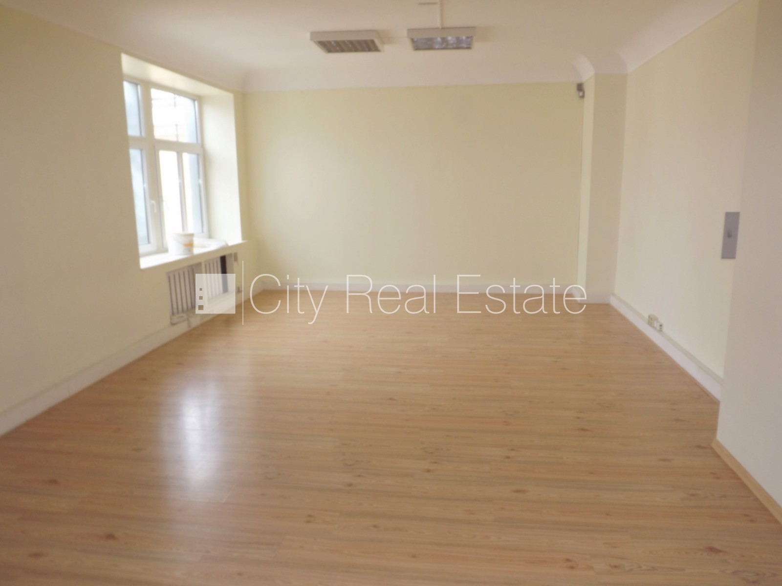 Sludinājumi. Fasādes māja, renovēta māja, ieeja no ielas, ir lifts, kāpņu telpa pēc kosmētiskā remonta, logi Cena: 1320 EUR/mēn Foto #2