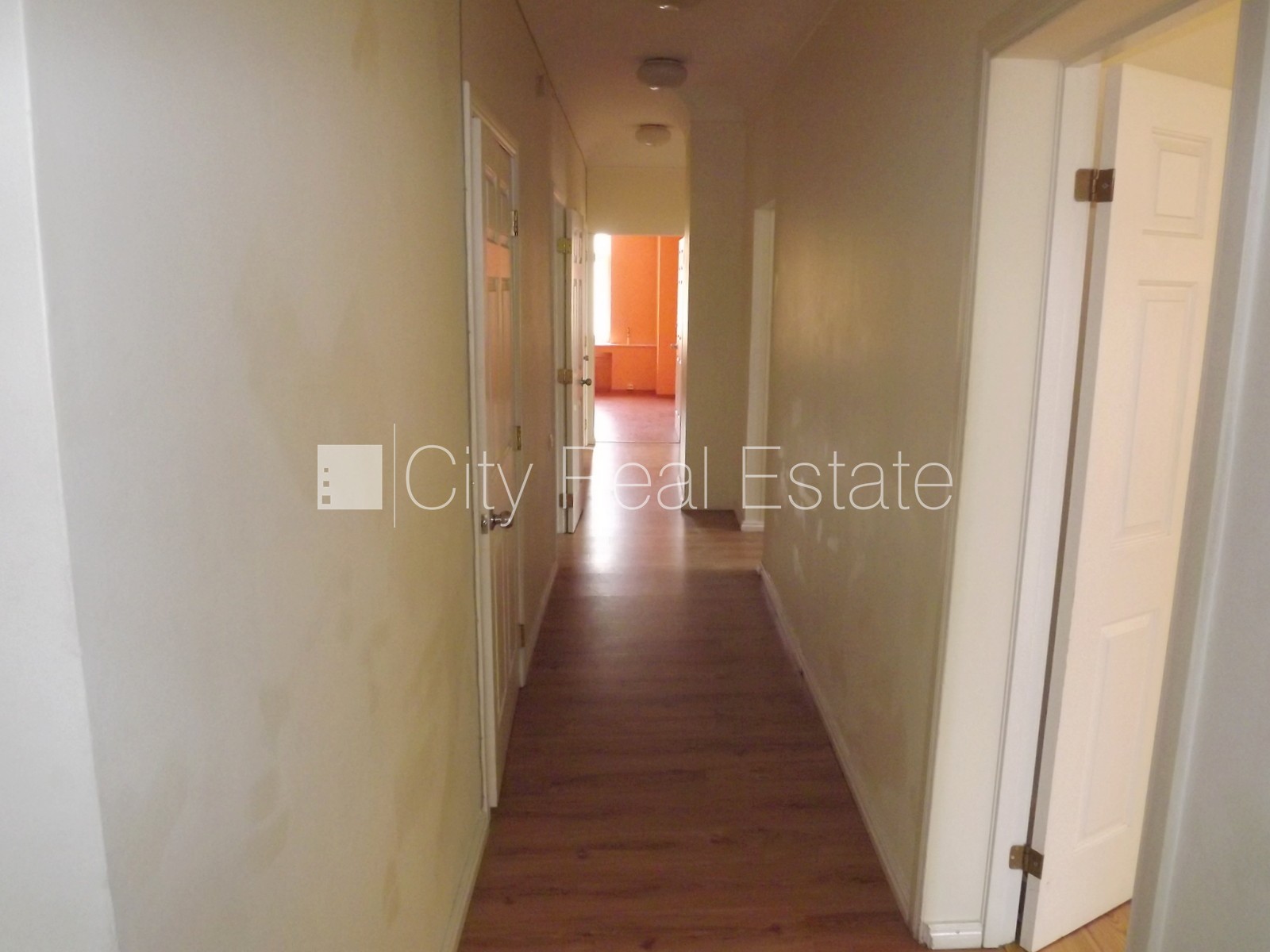 Sludinājumi. Fasādes māja, renovēta māja, ieeja no ielas, ir lifts, kāpņu telpa pēc kosmētiskā remonta, logi Cena: 1320 EUR/mēn Foto #7