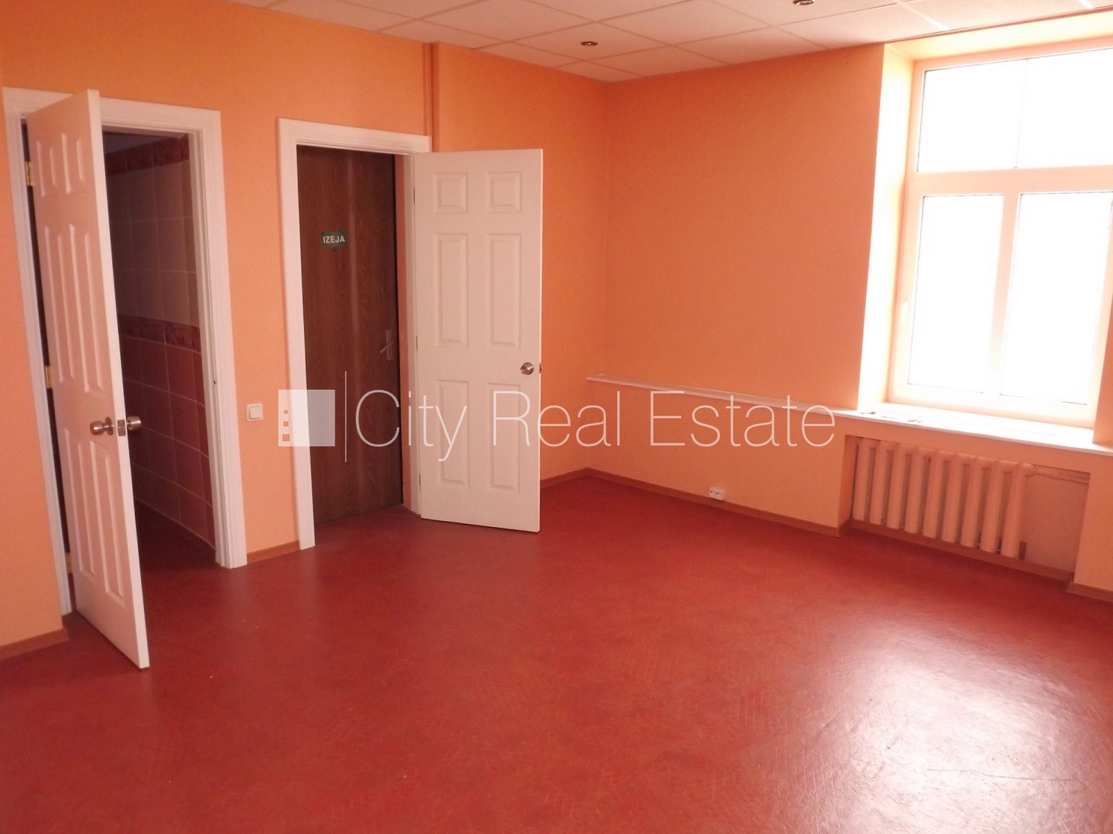 Sludinājumi. Fasādes māja, renovēta māja, ieeja no ielas, ir lifts, kāpņu telpa pēc kosmētiskā remonta, logi Cena: 1320 EUR/mēn Foto #8