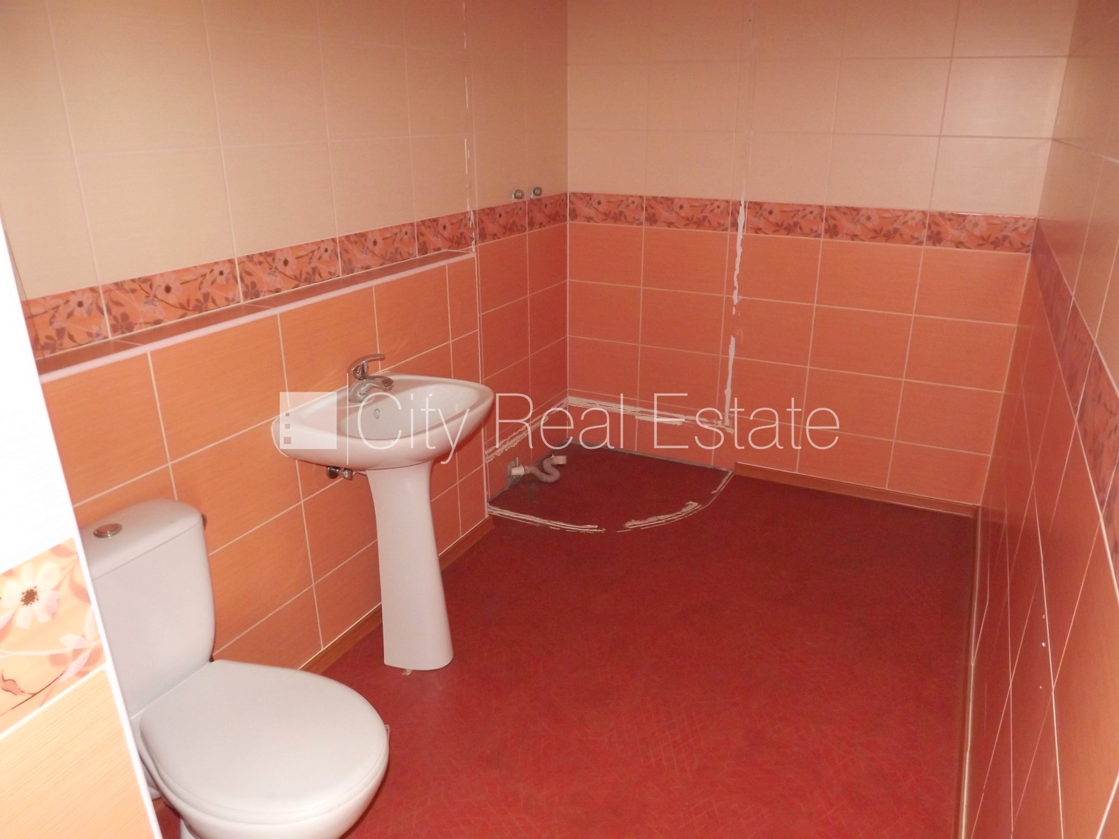 Sludinājumi. Fasādes māja, renovēta māja, ieeja no ielas, ir lifts, kāpņu telpa pēc kosmētiskā remonta, logi Cena: 1320 EUR/mēn Foto #16