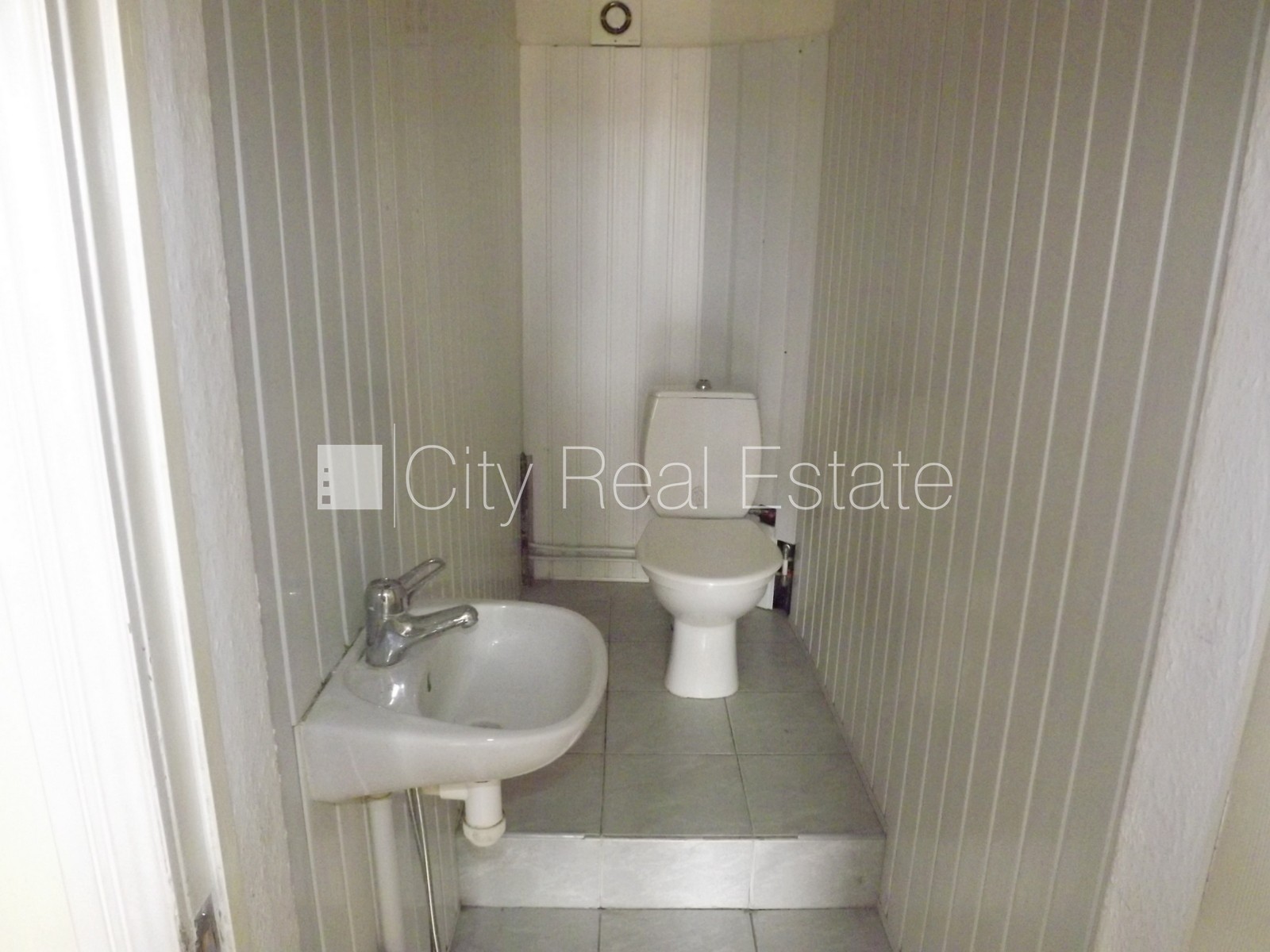 Sludinājumi. Fasādes māja, renovēta māja, ieeja no ielas, ir lifts, kāpņu telpa pēc kosmētiskā remonta, logi Cena: 1320 EUR/mēn Foto #17