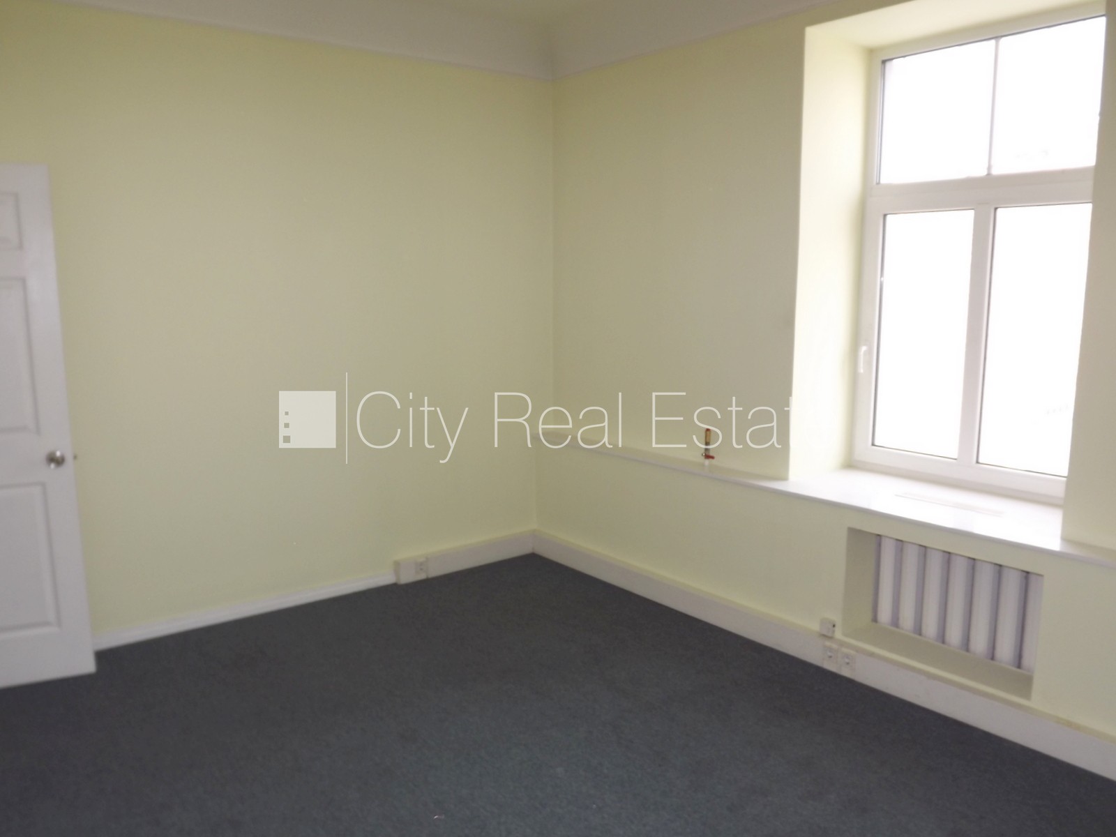 Sludinājumi. Fasādes māja, renovēta māja, ieeja no ielas, ir lifts, kāpņu telpa pēc kosmētiskā remonta, logi Cena: 1320 EUR/mēn Foto #13